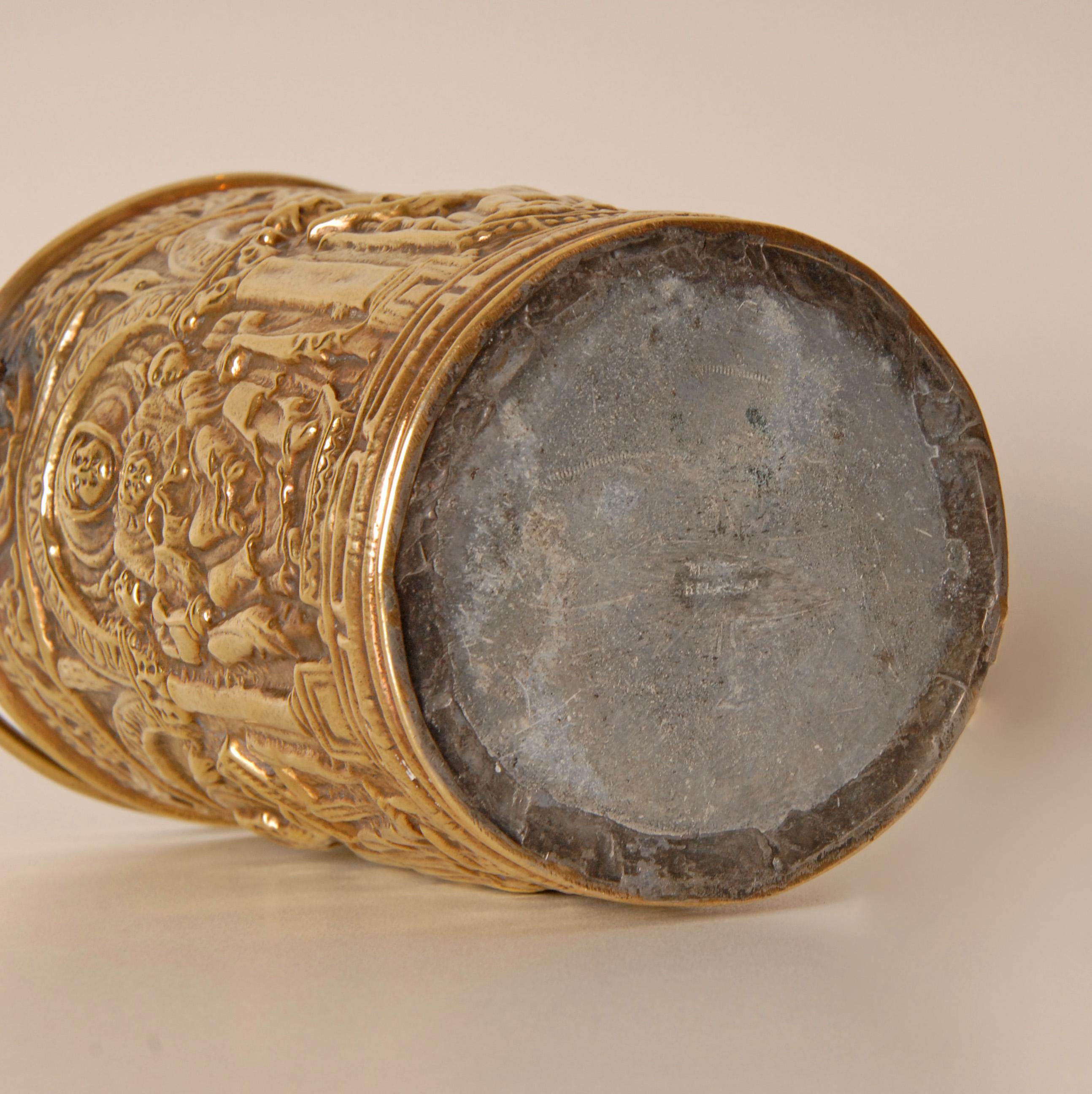 Acquasantiera italiana Situla del XVIII secolo in ottone e zinco in vendita 2