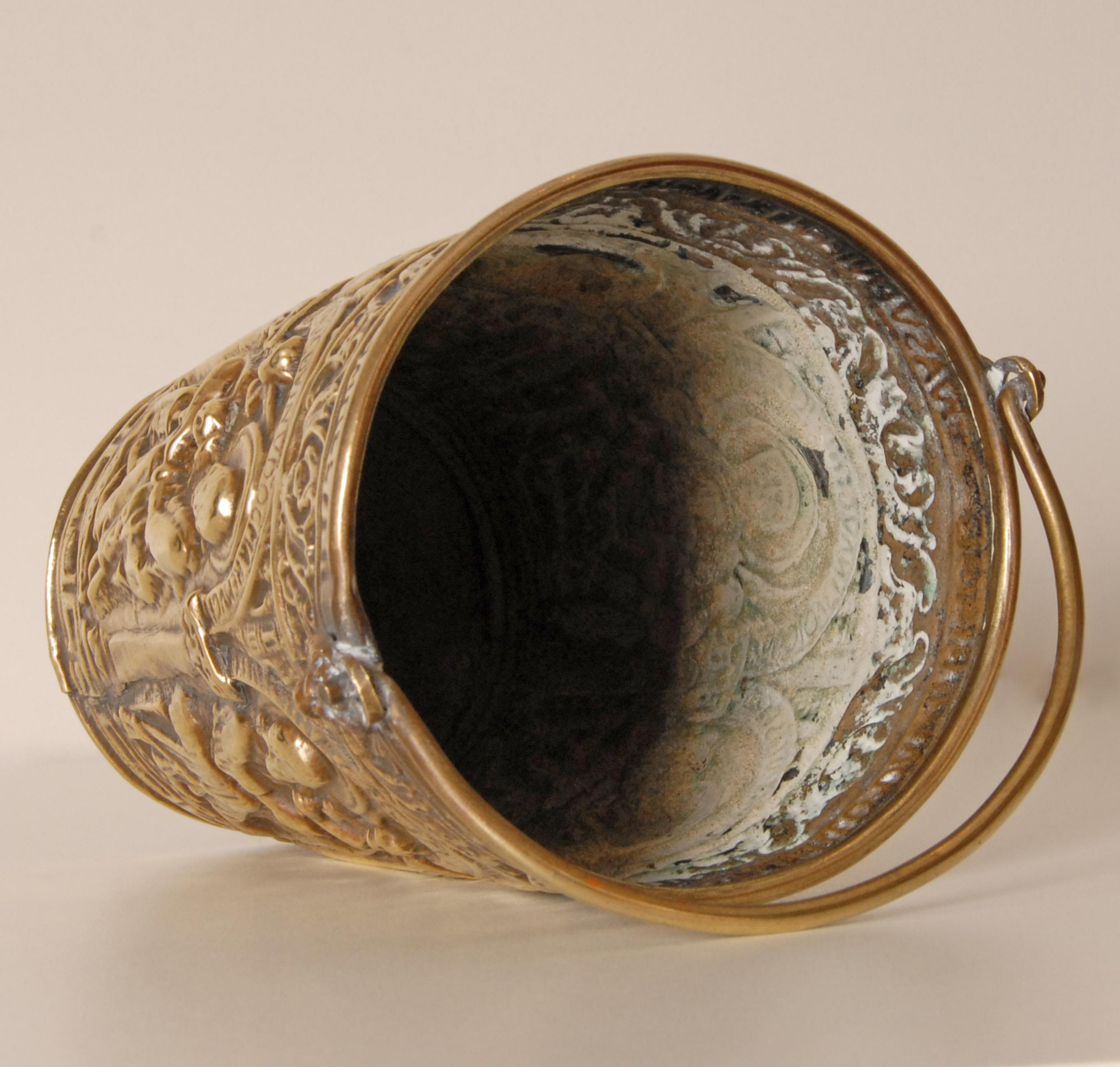 Acquasantiera italiana Situla del XVIII secolo in ottone e zinco in vendita 3