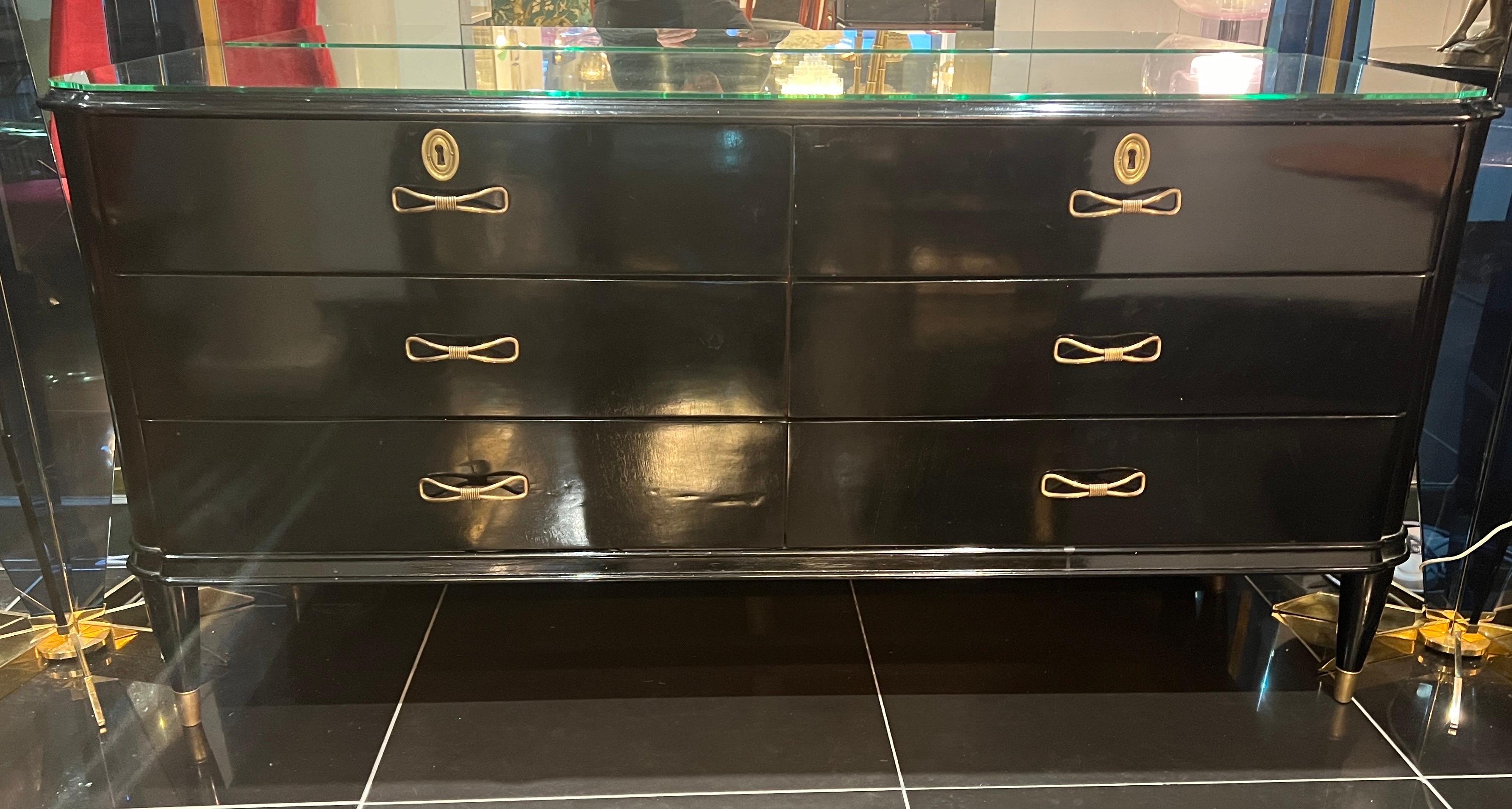 Commode italienne à six tiroirs laquée noire avec poignées en laiton  Bon état - En vente à London, GB