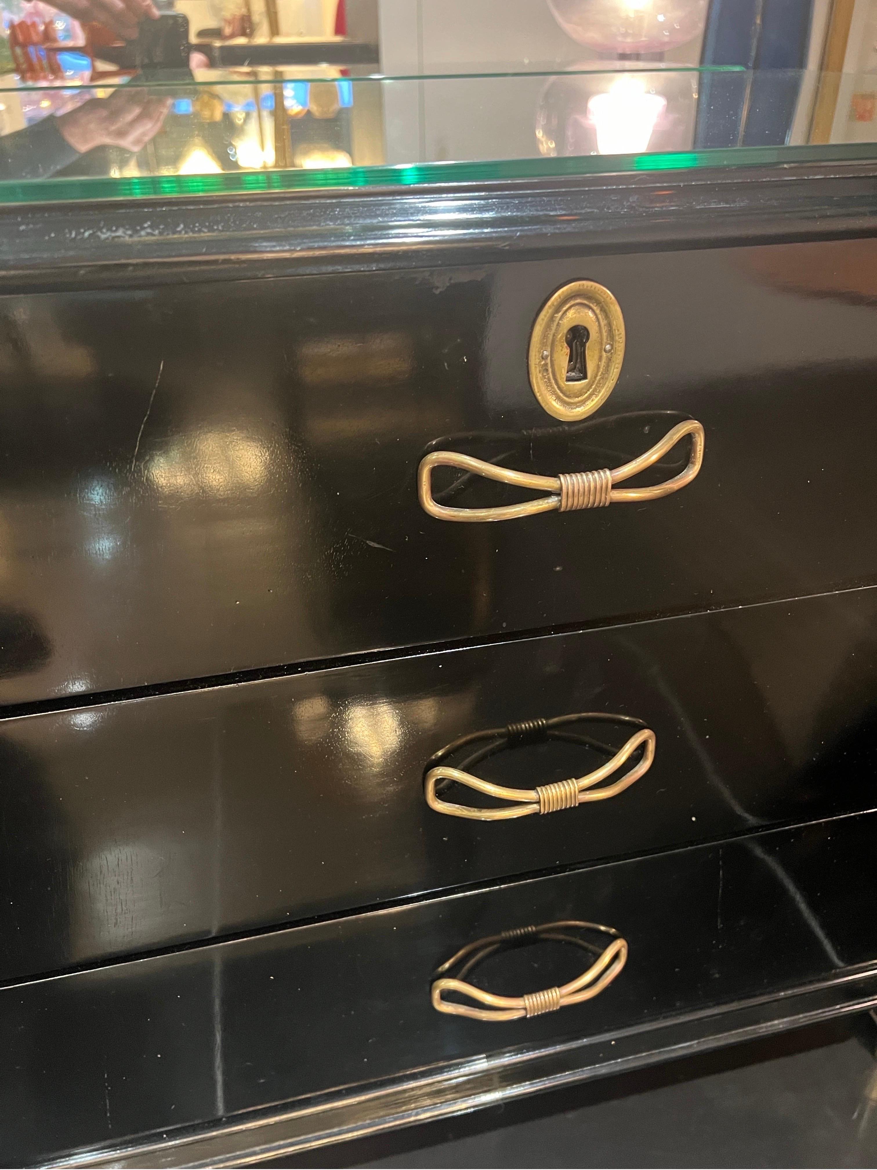 Laiton Commode italienne à six tiroirs laquée noire avec poignées en laiton  en vente