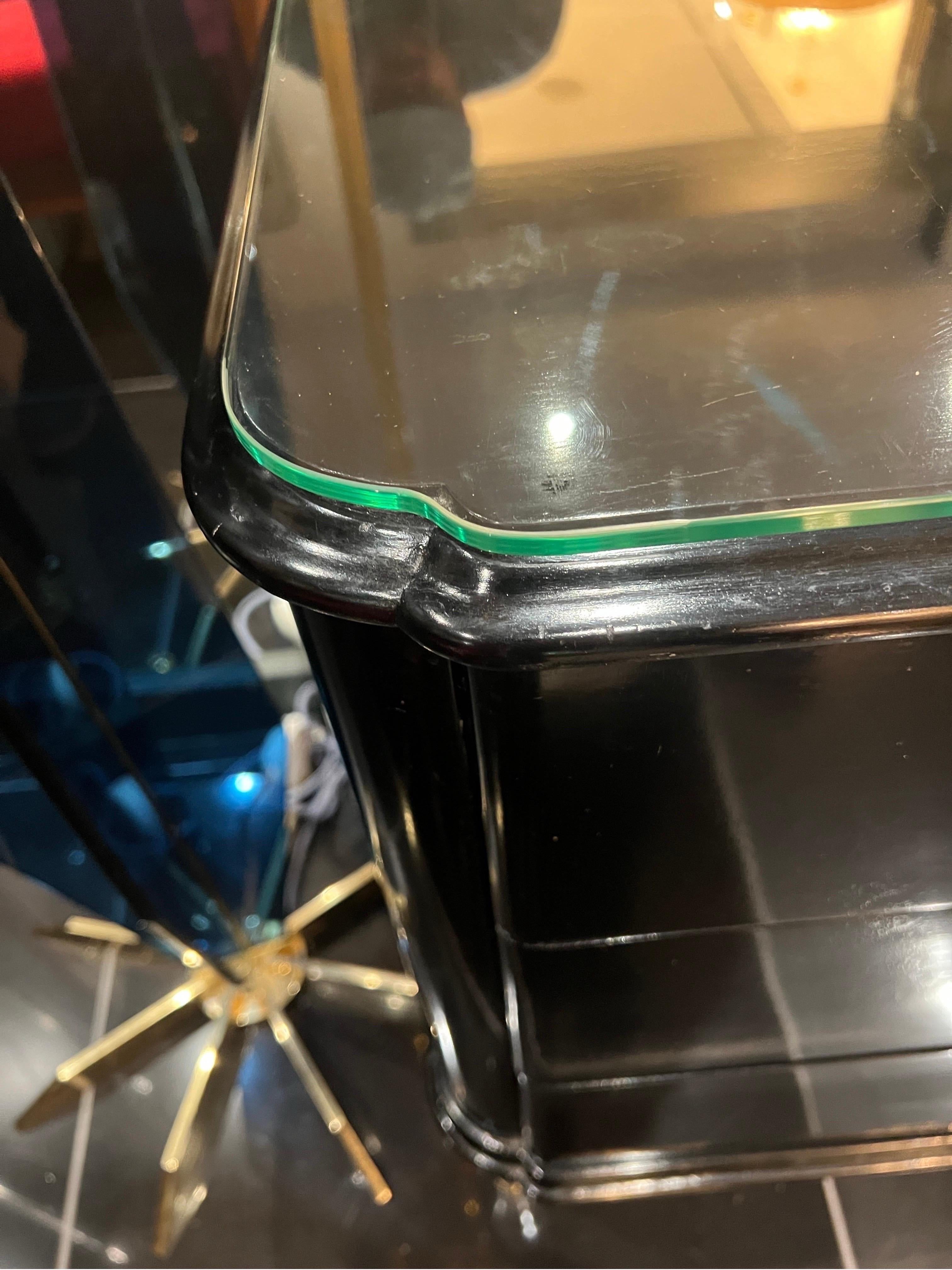 Commode italienne à six tiroirs laquée noire avec poignées en laiton  en vente 3