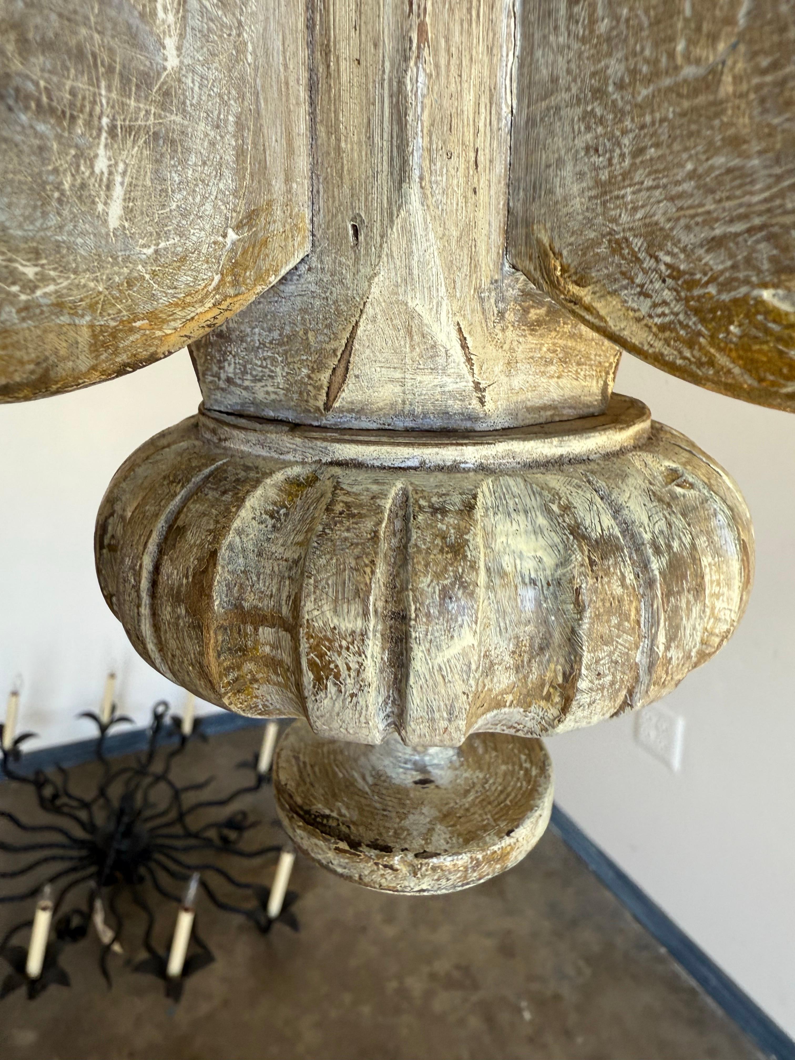 Italian Six-Light Painted and Giltwood Chandelier For Sale 1