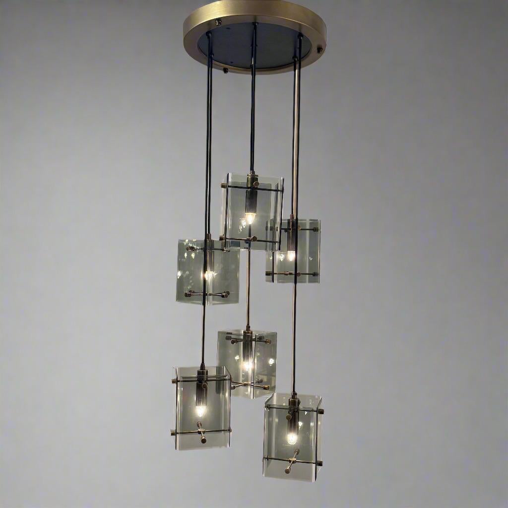 Un lampadario a sospensione italiano a sei luci. Vetro Wood, legno ebanizzato e dettagli in ottone.