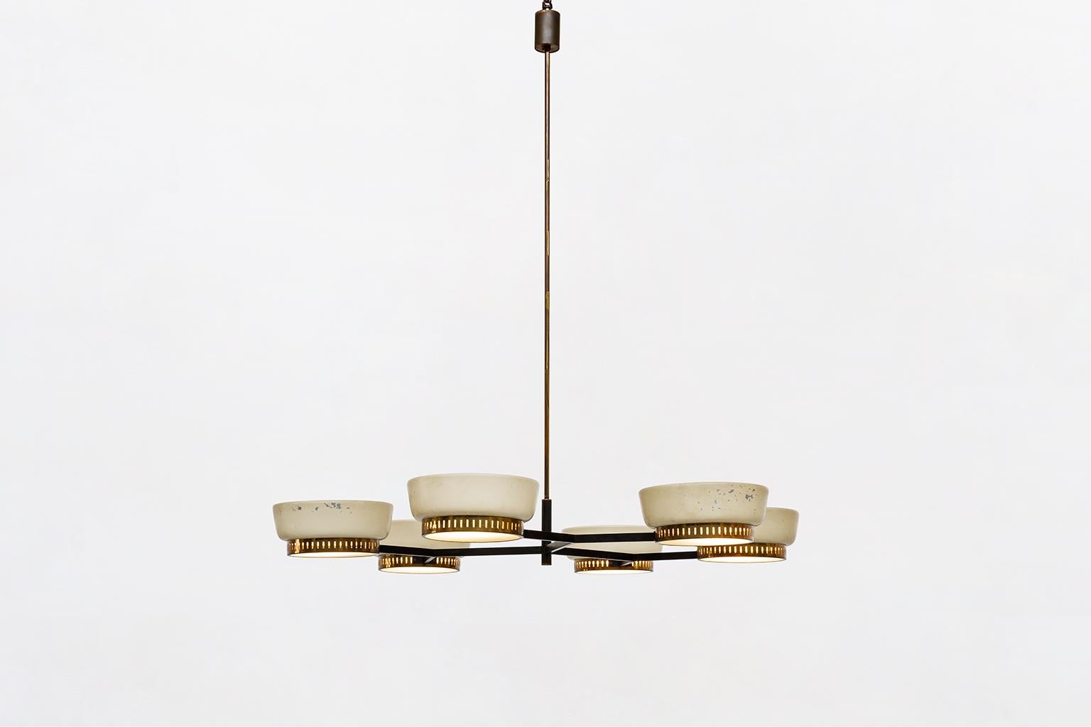 Italian six-lights, brass and metal, ceiling lamp Mod.1117/6 by Stilnovo, 1958
Extreme ceiling lamp Mod.1117/6 by Stilnovo from fifties. An absolute unfindable object, provide of six lights staying on a metal and brass structure, precisely a brass