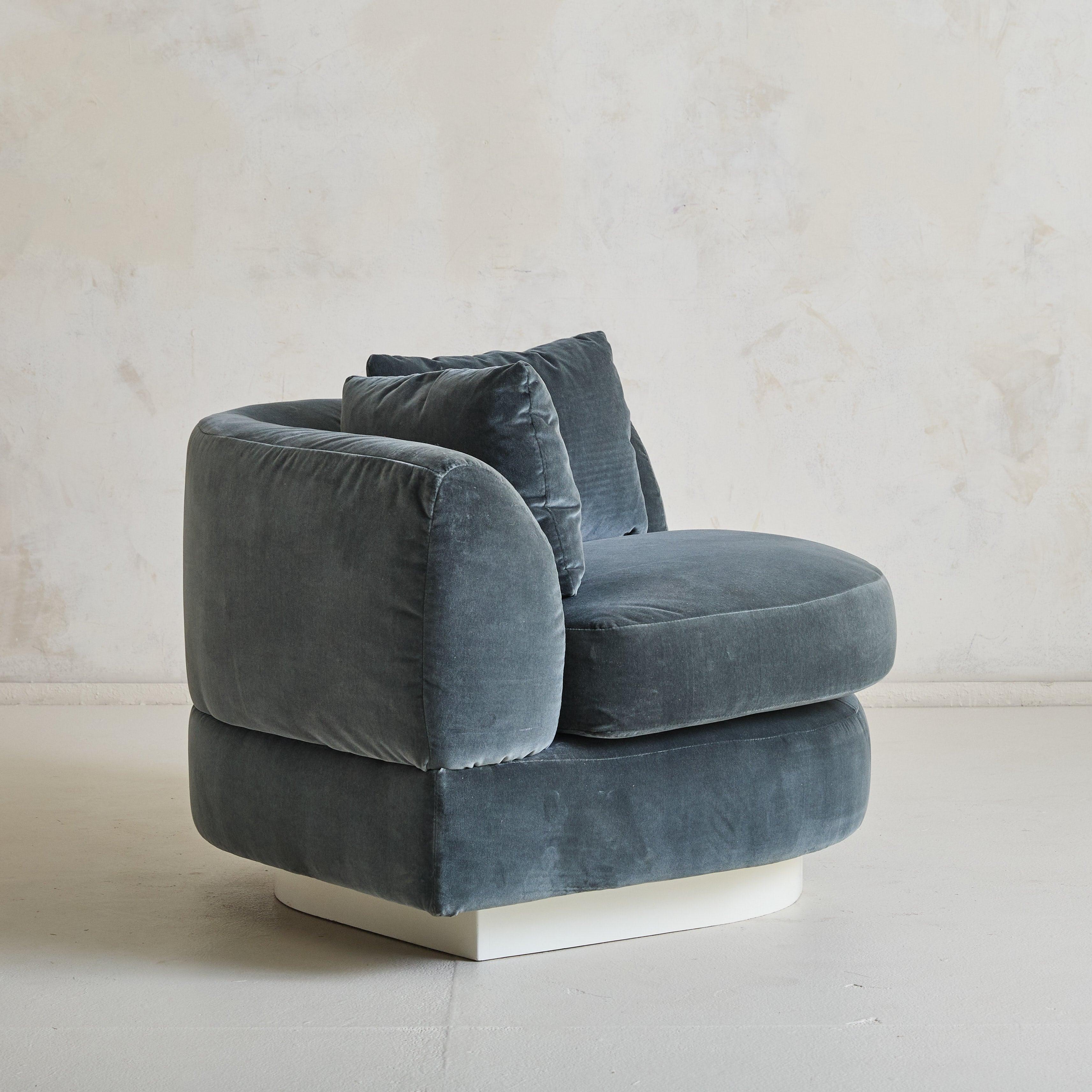 Mid-Century Modern Fauteuil d'angle italien en velours bleu ardoise attribué à Marzio Cecchi, 1970 en vente