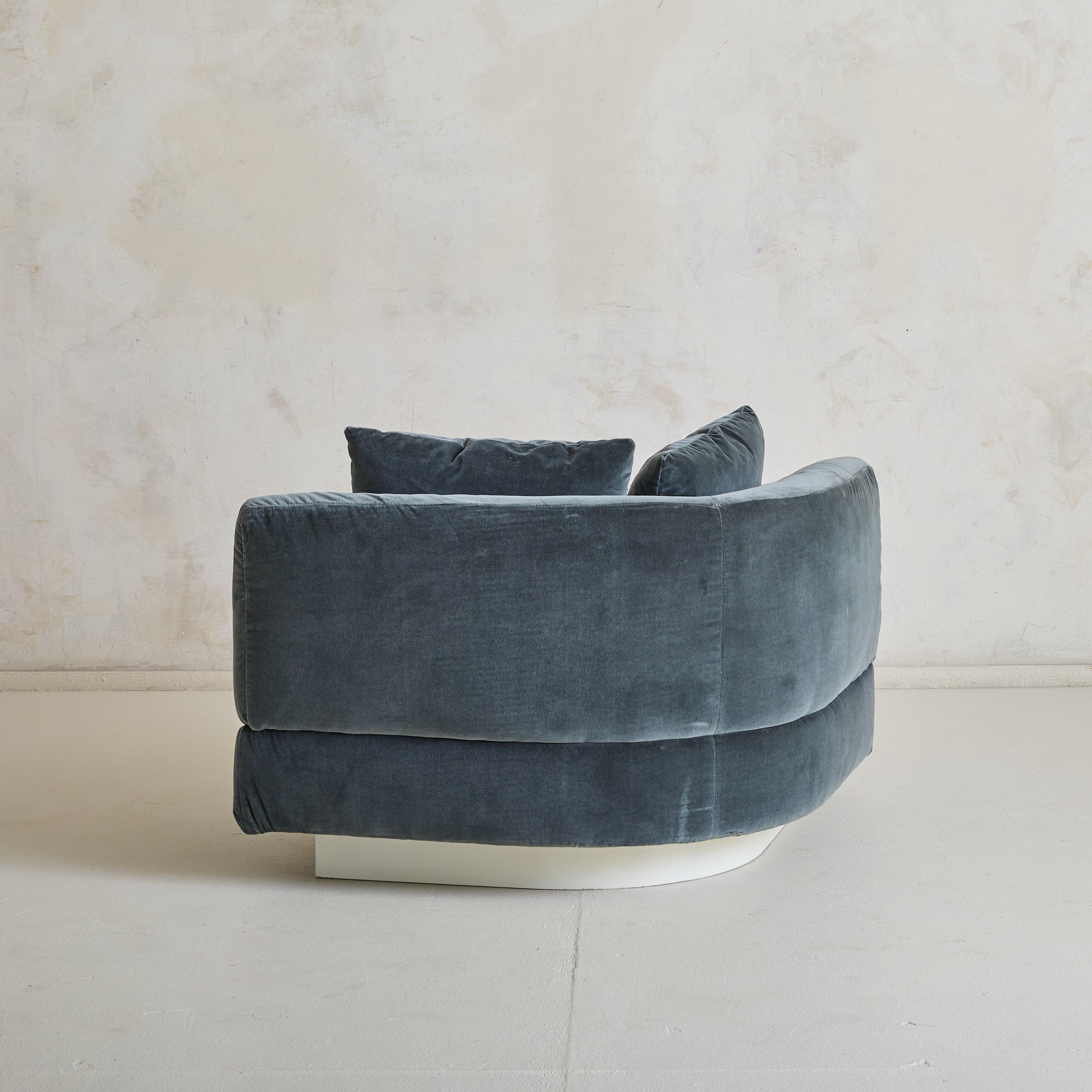 Fauteuil d'angle italien en velours bleu ardoise attribué à Marzio Cecchi, 1970 Bon état - En vente à Chicago, IL