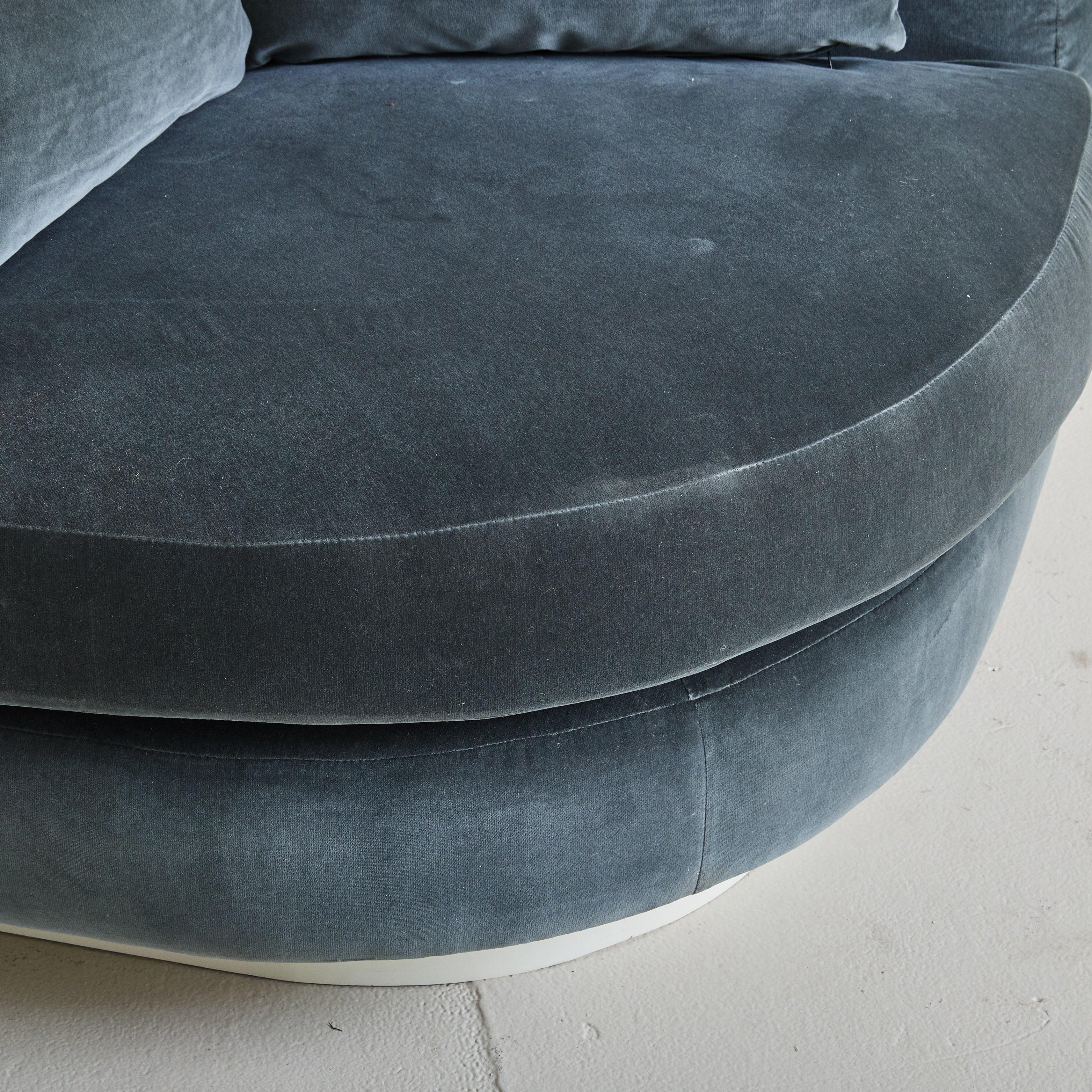 Fin du 20e siècle Fauteuil d'angle italien en velours bleu ardoise attribué à Marzio Cecchi, 1970 en vente