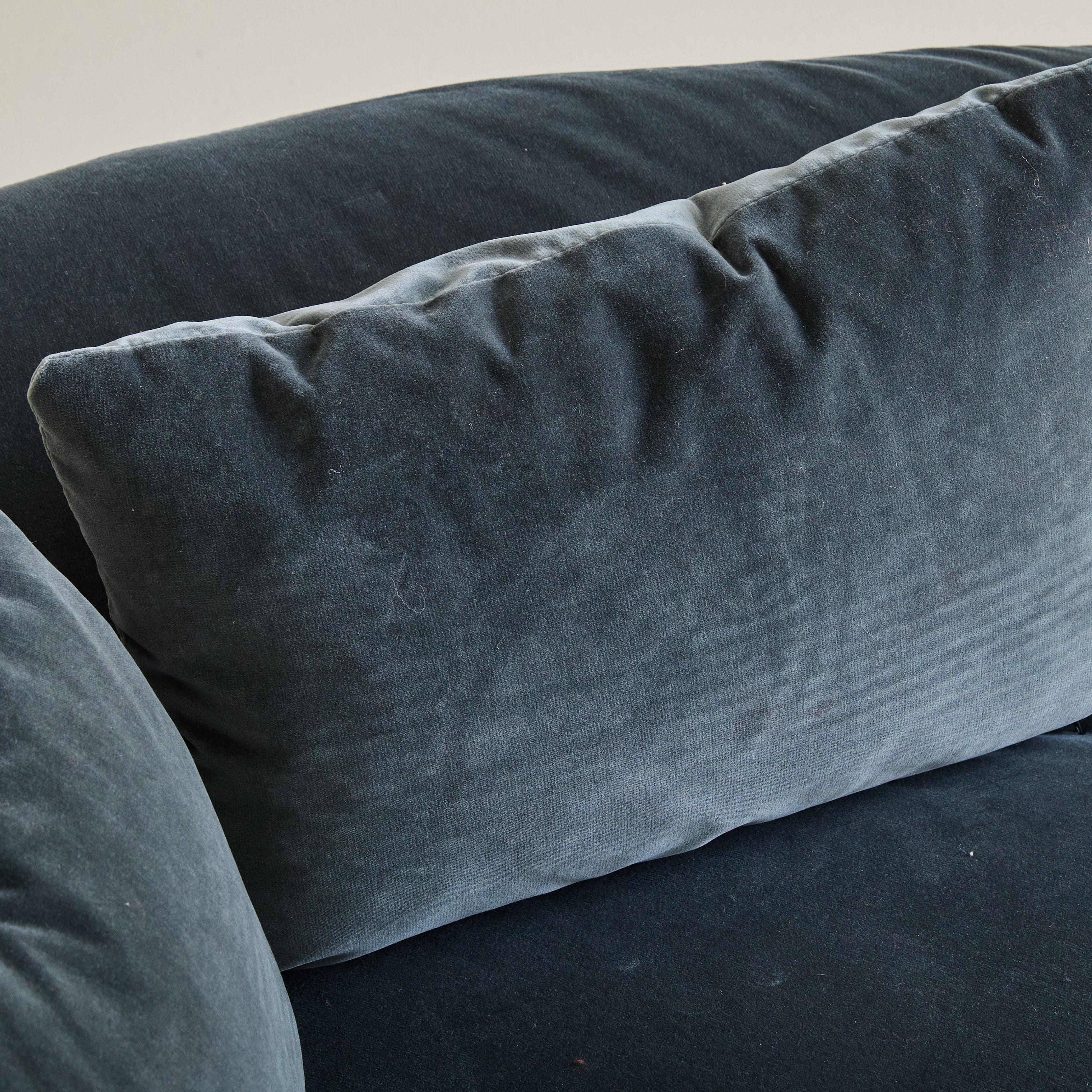 Velours Fauteuil d'angle italien en velours bleu ardoise attribué à Marzio Cecchi, 1970 en vente