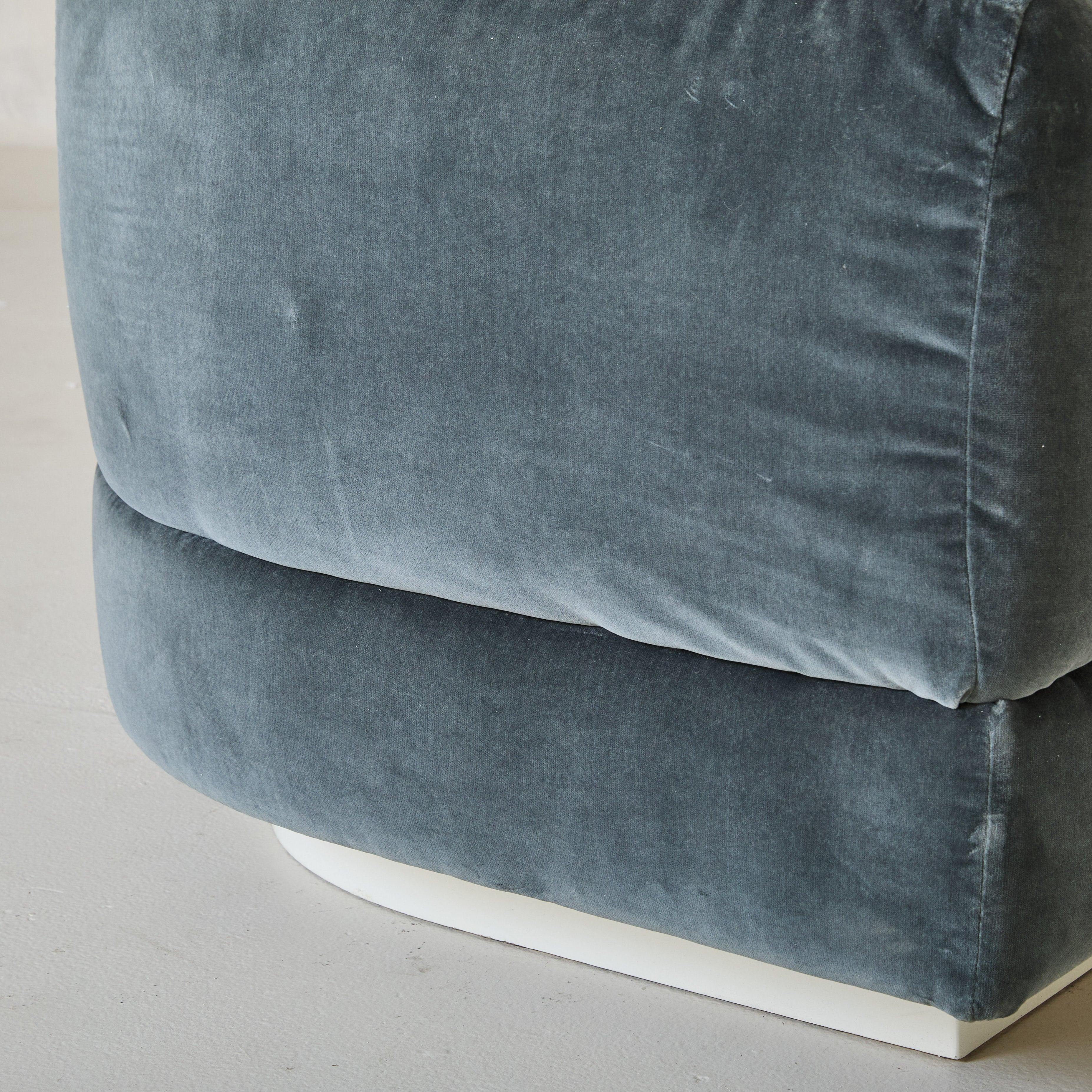 Fauteuil d'angle italien en velours bleu ardoise attribué à Marzio Cecchi, 1970 en vente 1