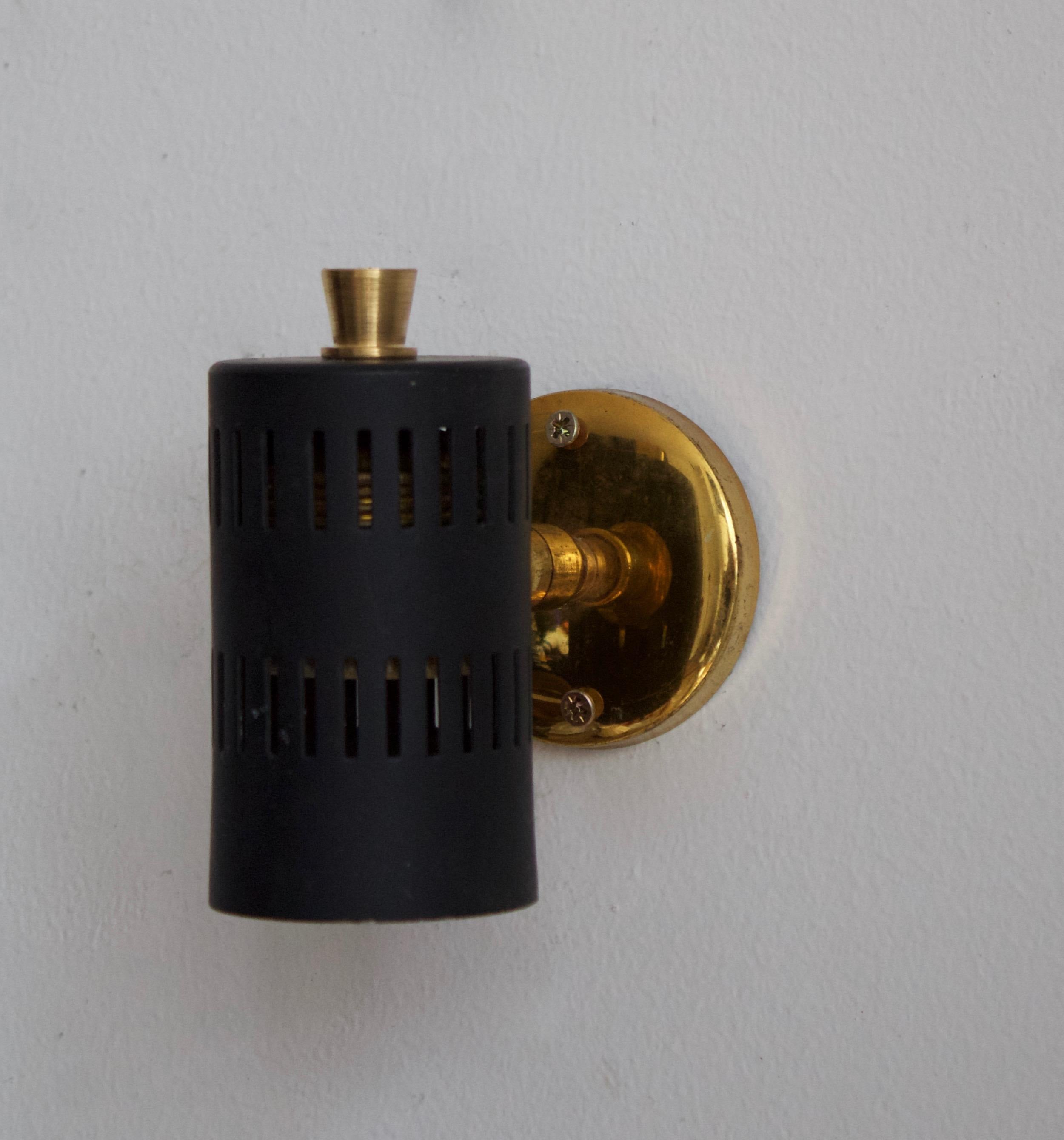 Italian, Small Adjustable Wall Light, Brass, Black Lacquered Metal Italy, 1960s In Good Condition In High Point, NC