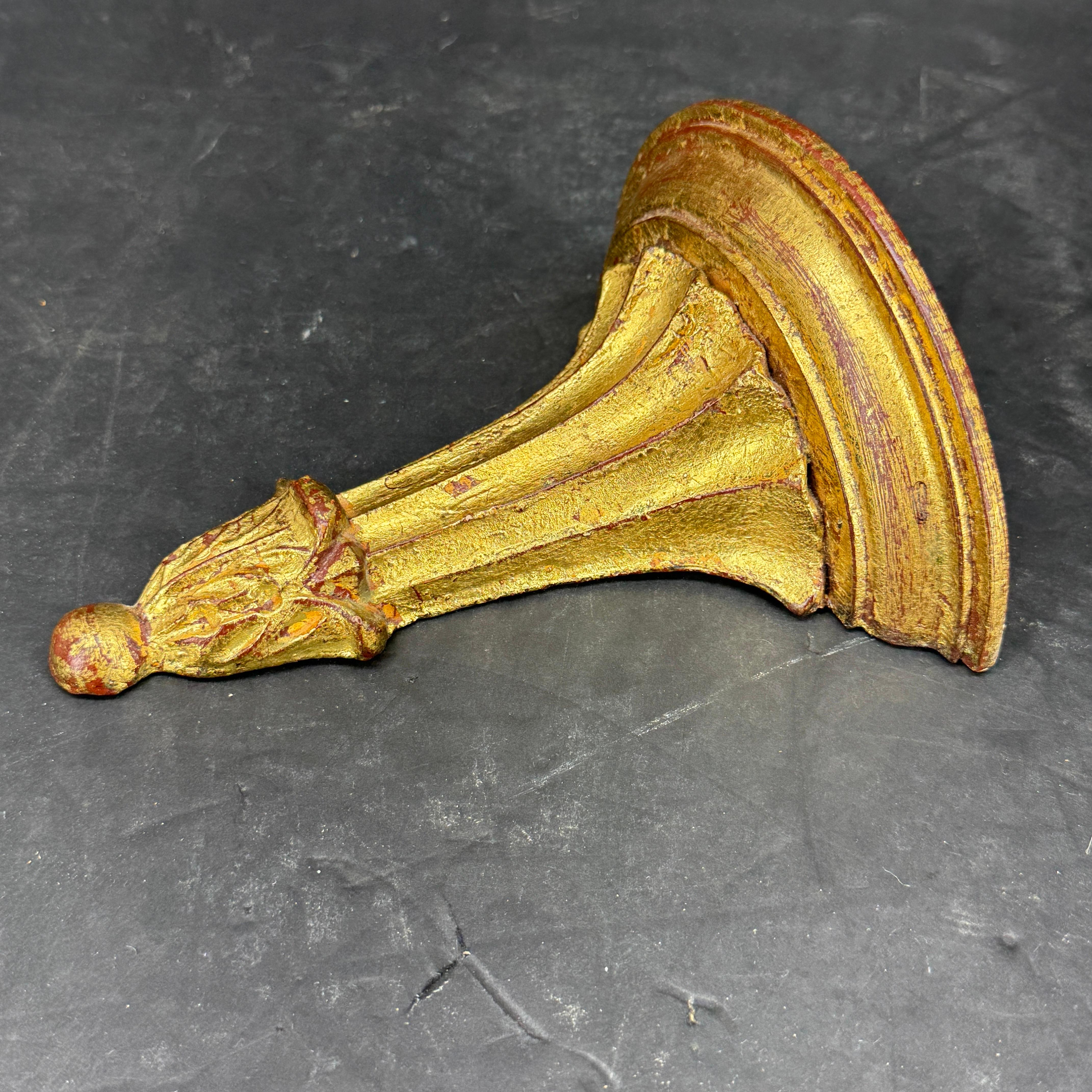 Pequeña estantería arquitectónica italiana dorada para fragmentos de pared siglo XX en venta