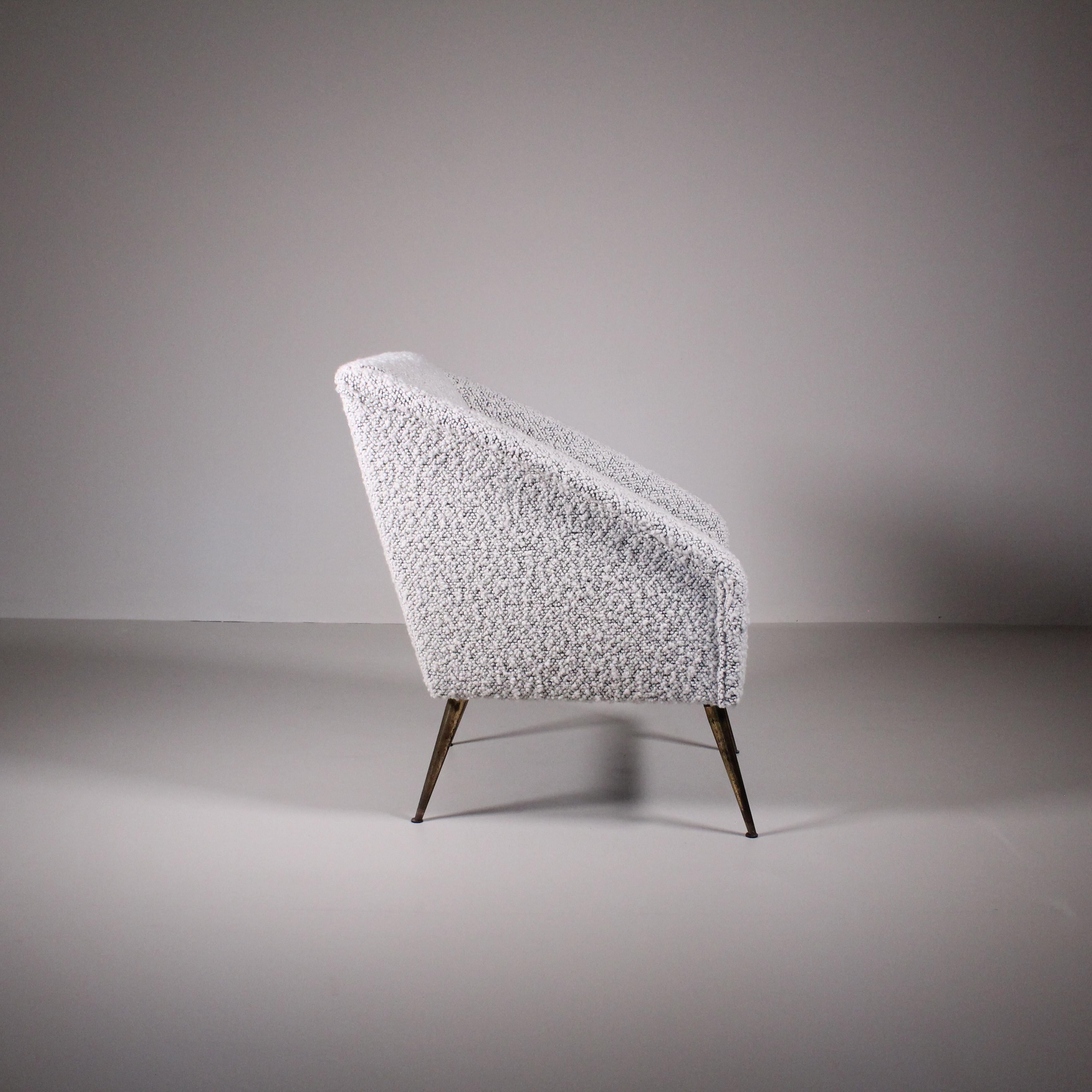 Italian small armchair, white boucle In Good Condition For Sale In Milano, Lombardia