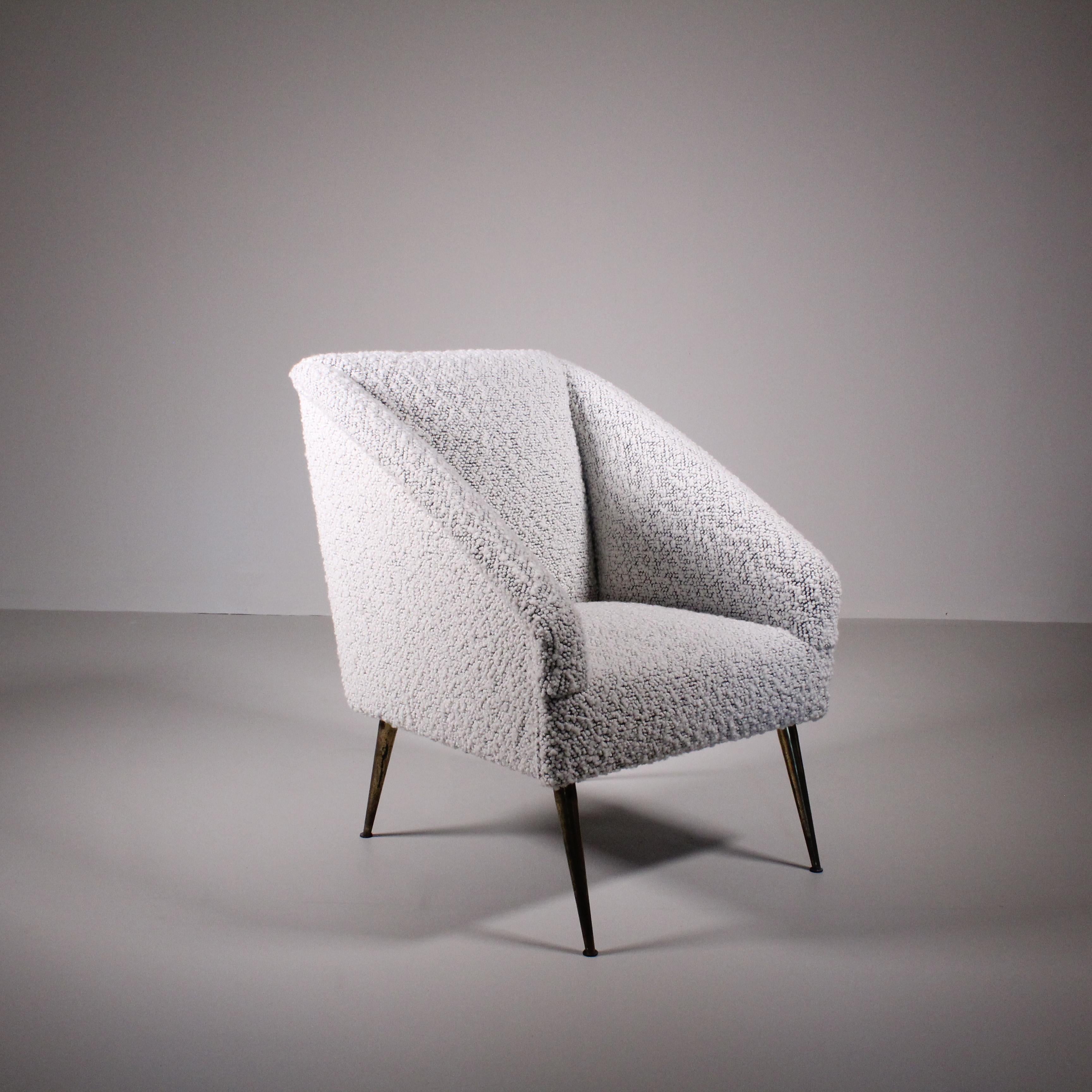 Metal Italian small armchair, white boucle For Sale