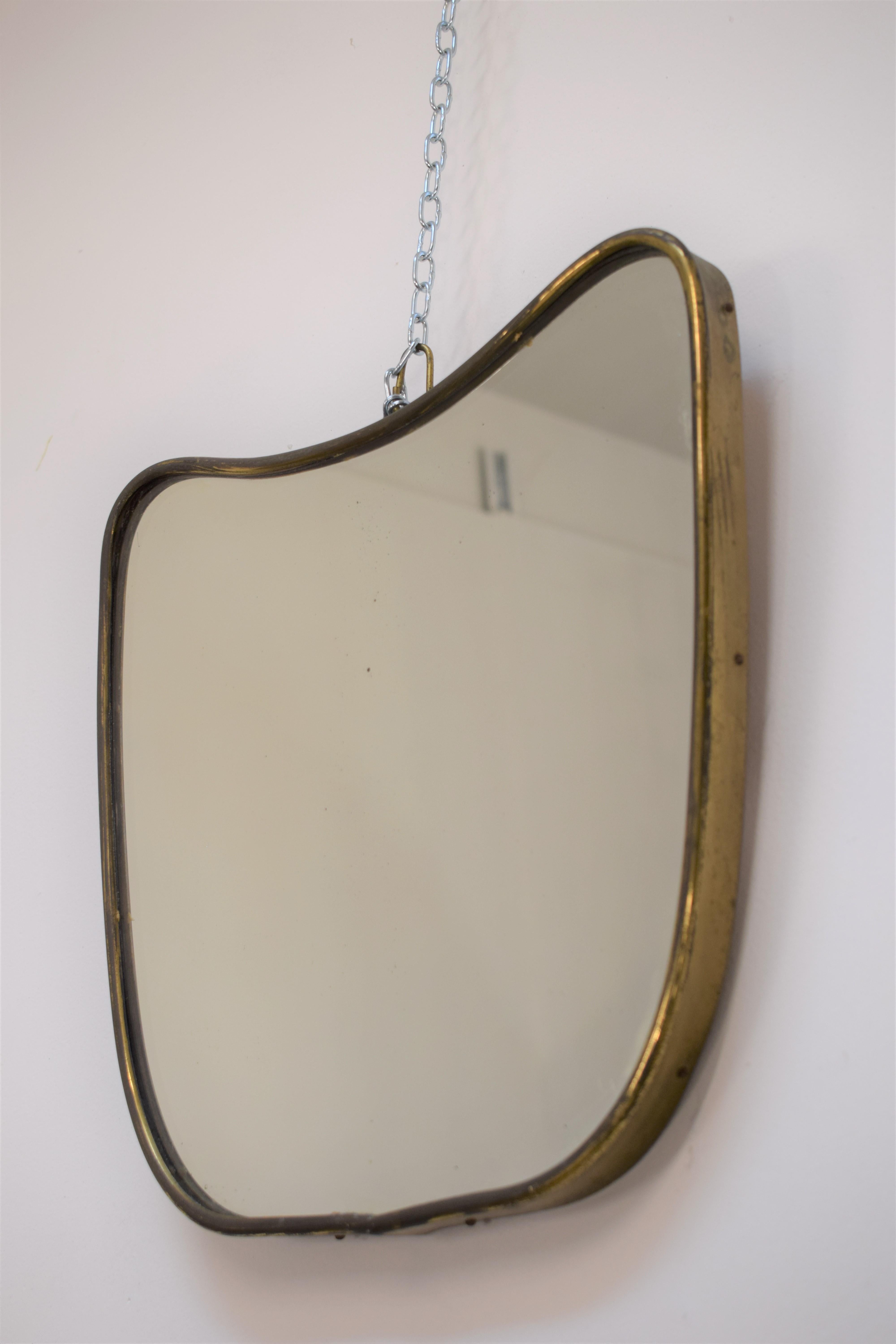 Italian small brass mirror, 1950s.

Dimensions: H= 33 cm; W= 33 cm; D= 3 cm.