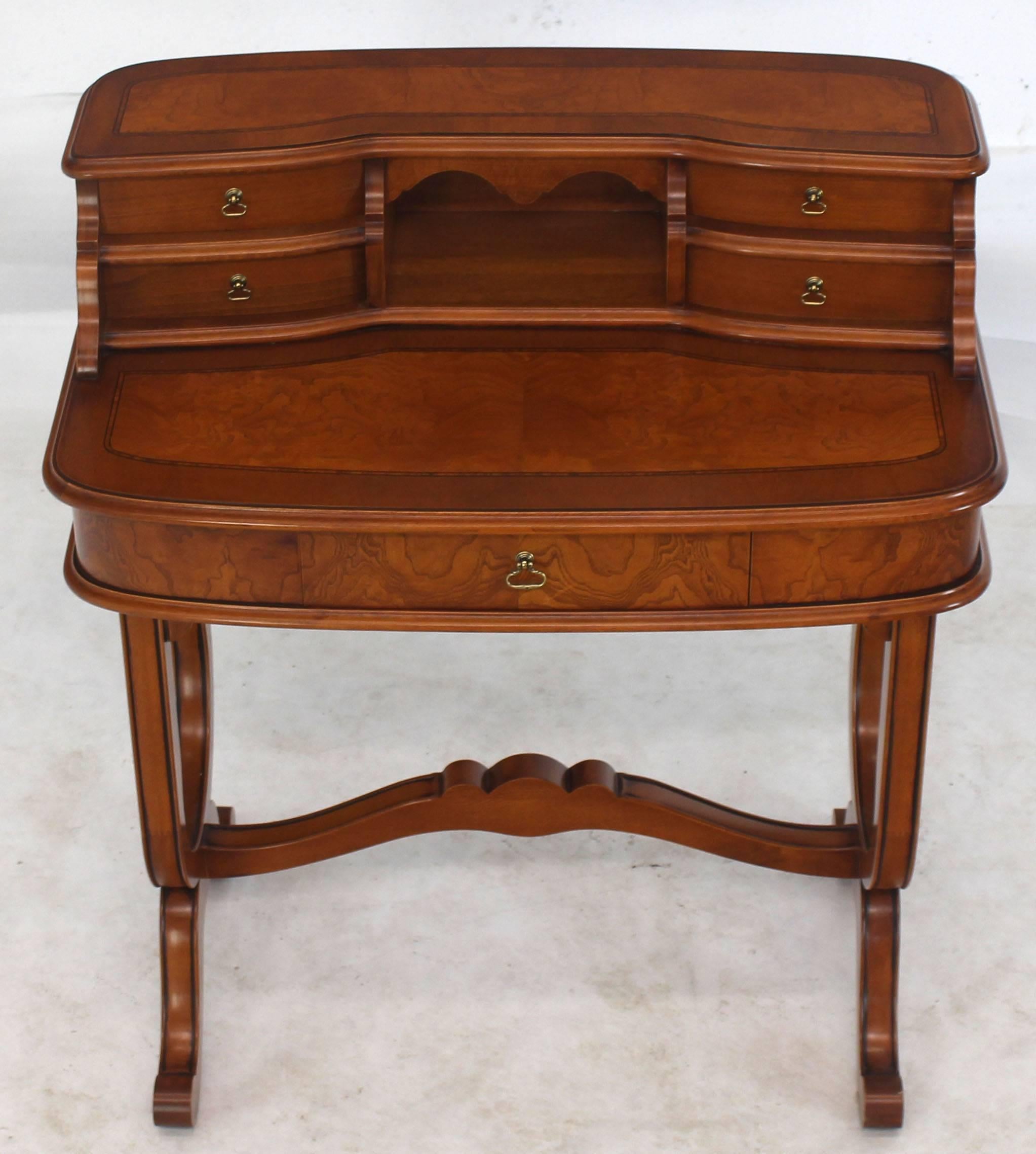 Petit bureau d'entrée ou d'écriture italien en ronce de bois avec tiroirs.