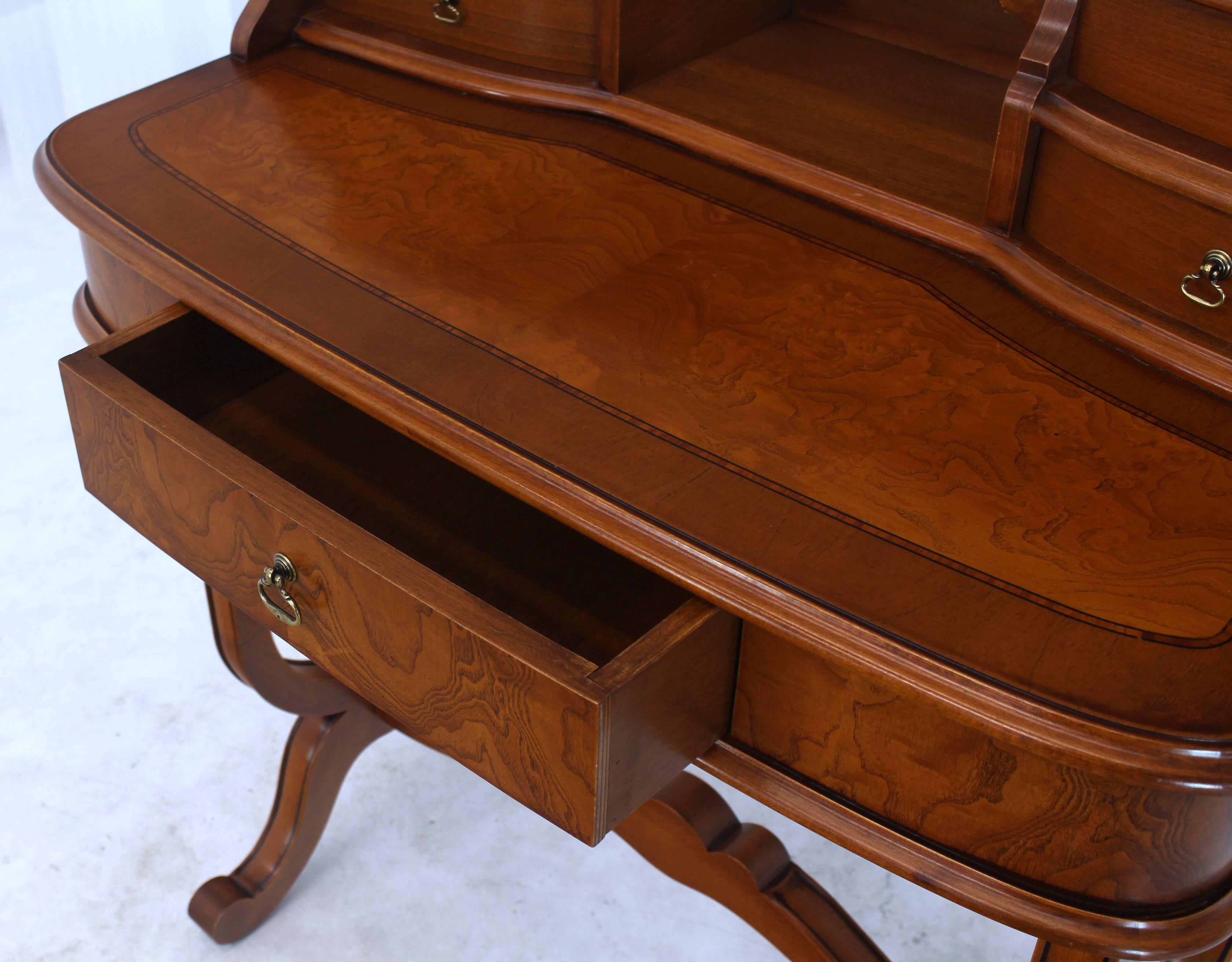 20ième siècle Petit bureau de dame italien en bois de ronce avec chaise