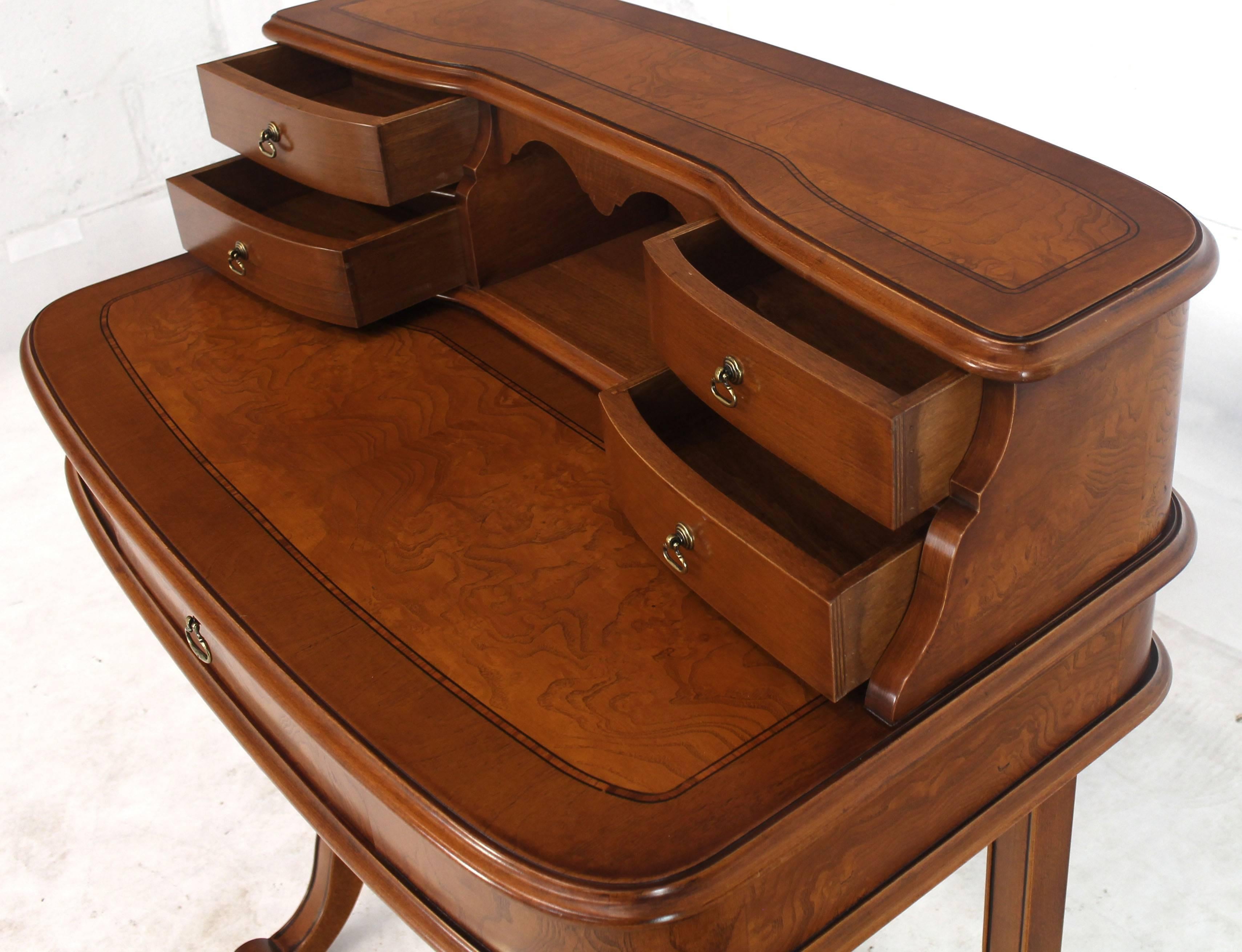 Noyer Petit bureau de dame italien en bois de ronce avec chaise