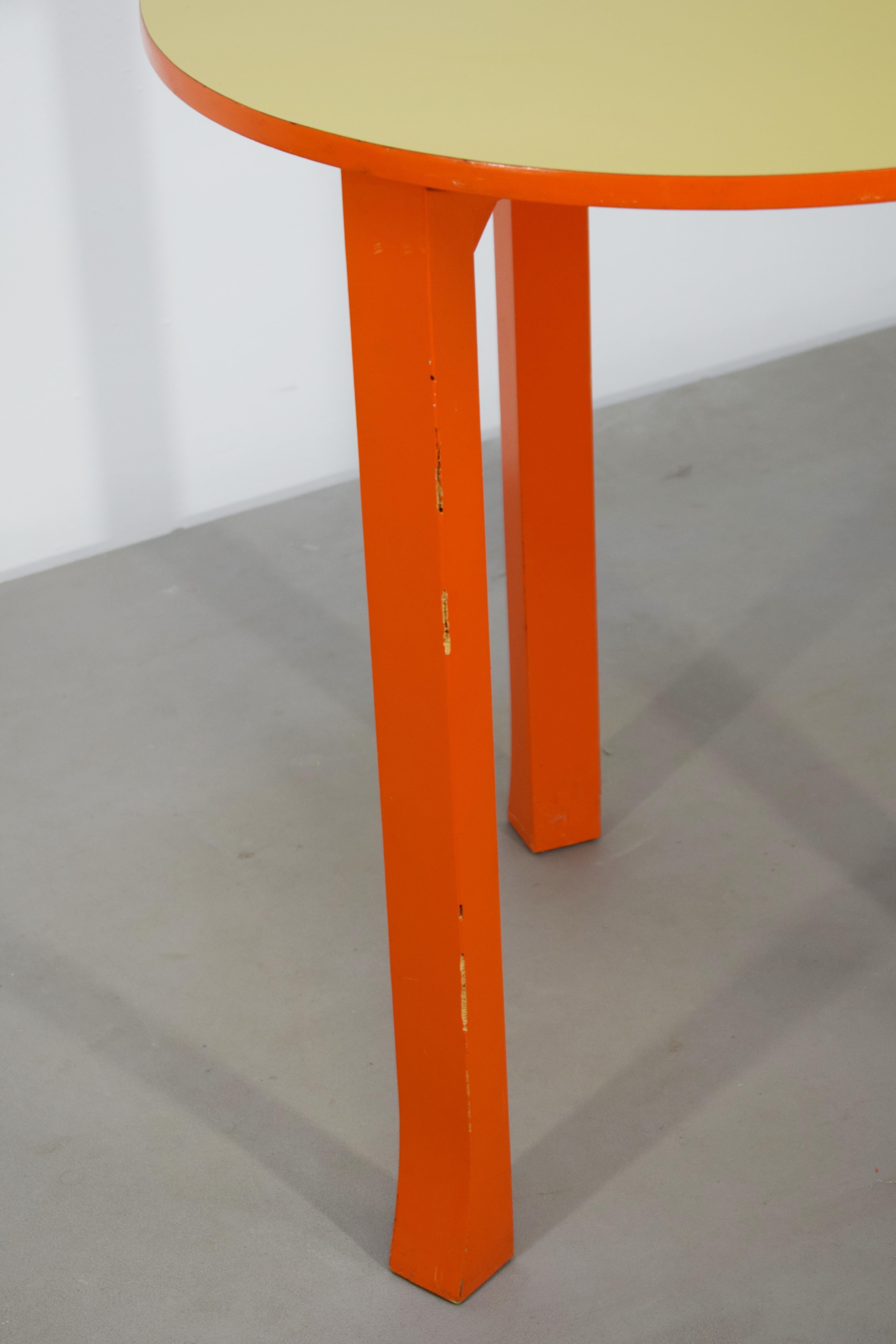 Italian side table, lacquered wood, 1960s For Sale 3