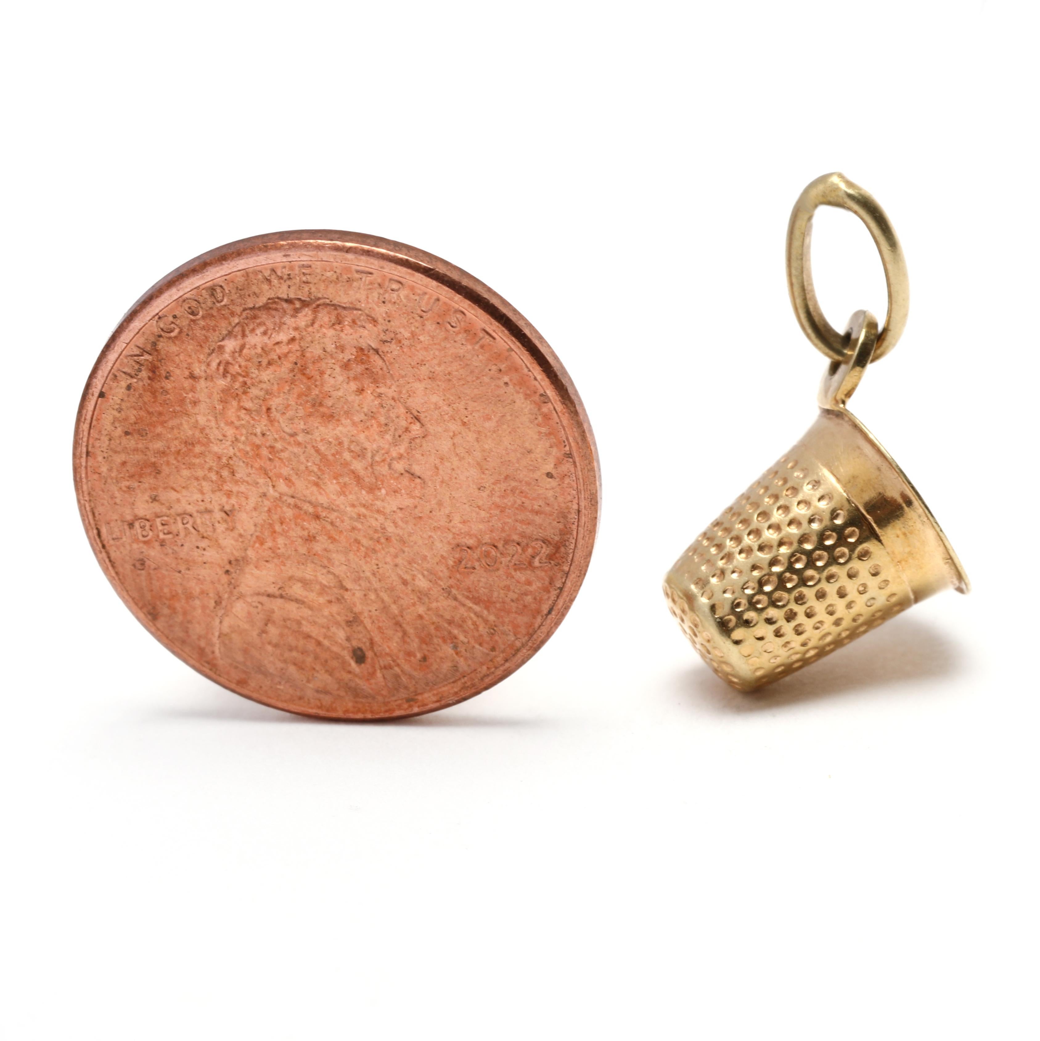 This vintage 14K Yellow Gold Small Thimble Charm is perfect for any jewelry project! Its delicate size measures 1/2 inches long, and its intricate detailing makes it a unique and beautiful piece. Perfect for a charm bracelet, necklace, or other