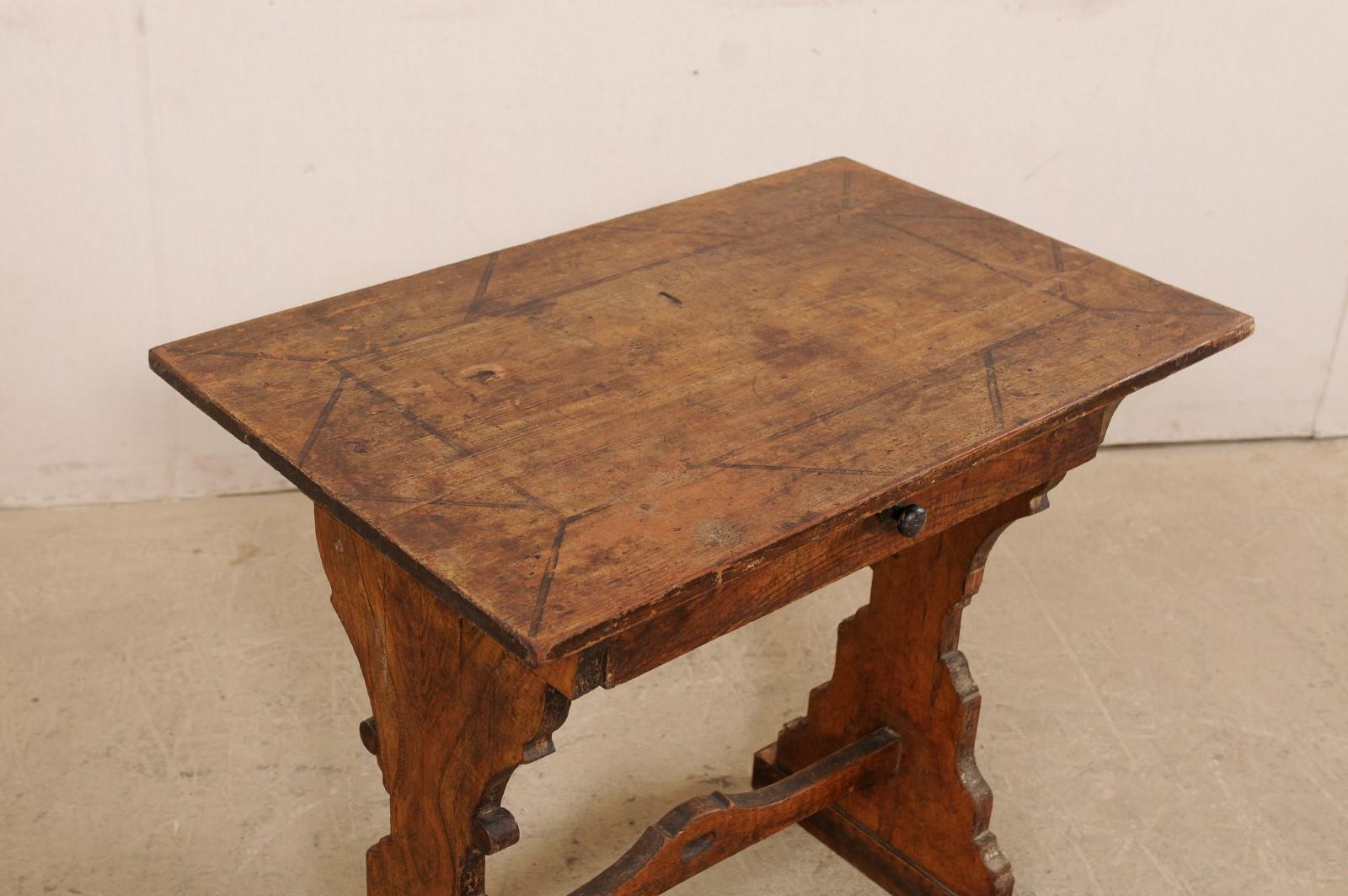 Bois Table ou bureau italien de petite taille avec pieds en sablier en forme de sablier, XIXe siècle en vente