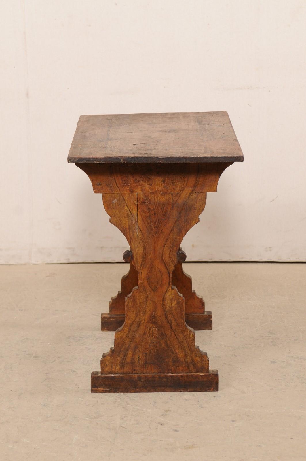 Italienischer kleinerer Tisch oder Schreibtisch in italienischer Größe mit geschwungenen Sanduhrbeinen, 19. Jahrhundert im Angebot 3