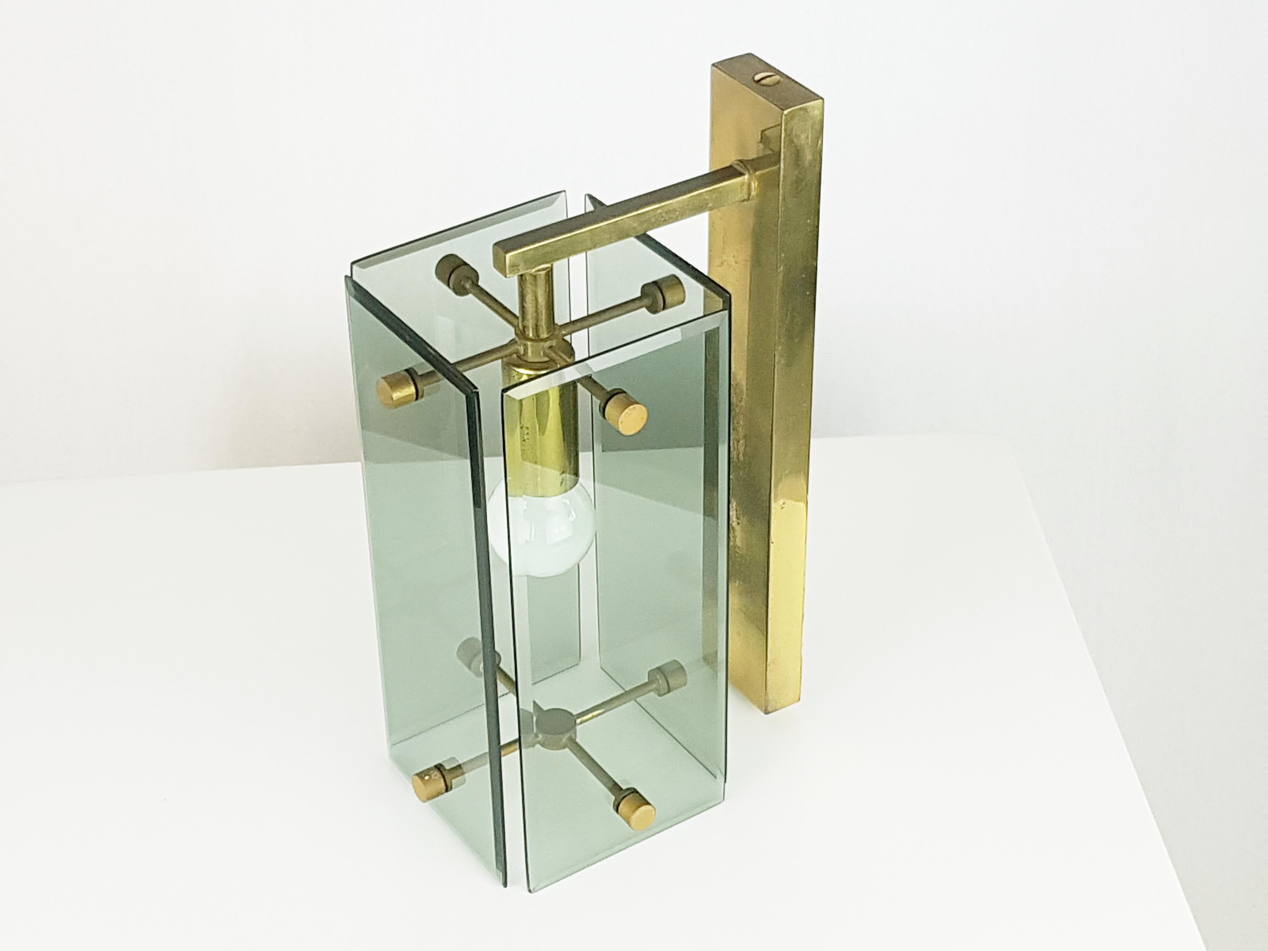 Mid-Century Modern Appliques murales italiennes en verre fumé et laiton de Cristal Art, lot de 3 en vente