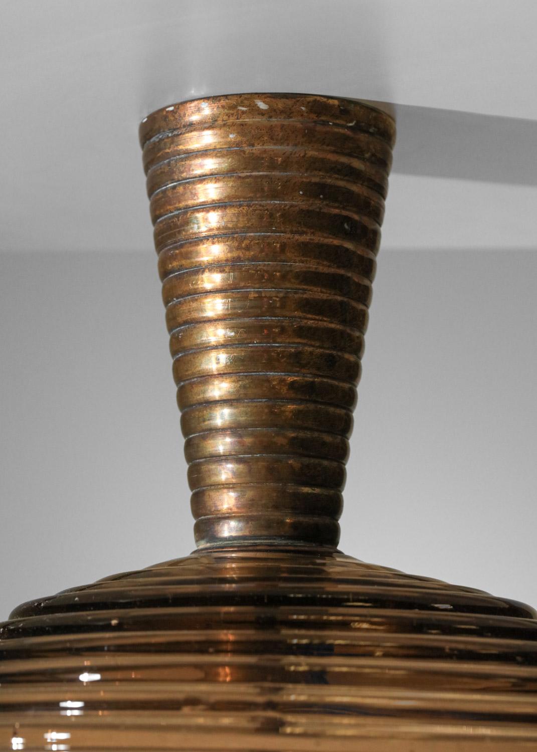 Prächtiger italienischer Kronleuchter aus den 1930er Jahren aus der Venini-Fabrik, der Tomaso Buzzi zugeschrieben wird. Massive Messingstruktur und halbkugelförmige Schirme aus geräuchertem und vergoldetem Murano-Glas. 
Sehr guter Vintage-Zustand,