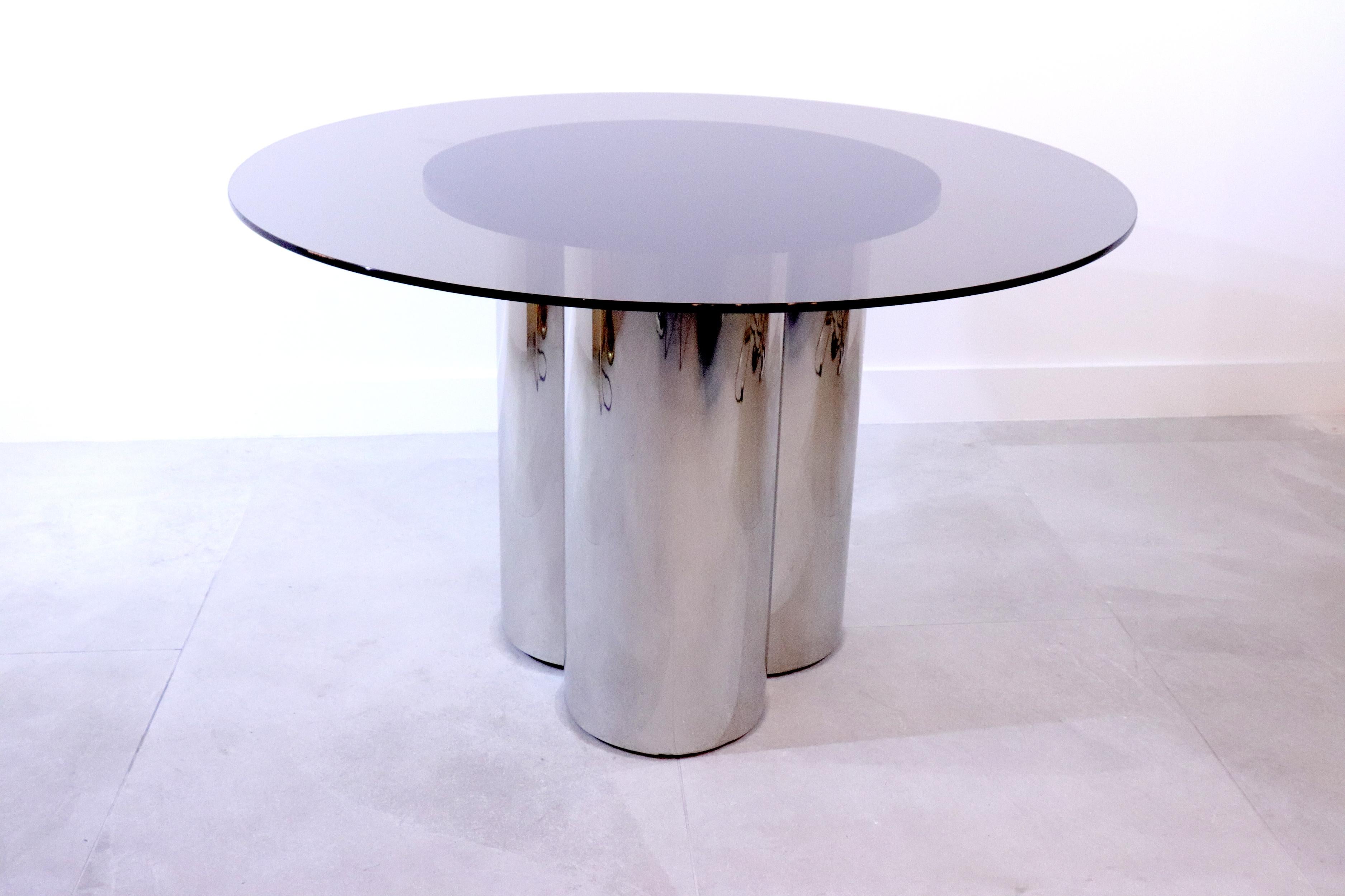 A stylish furnishing, this dining table is for lovers of Modernist / antique look. The reflective finish of the glass top and curved chrome base are complimentary to the rest of the furnishings in the room of your choice, adding depth and colour to