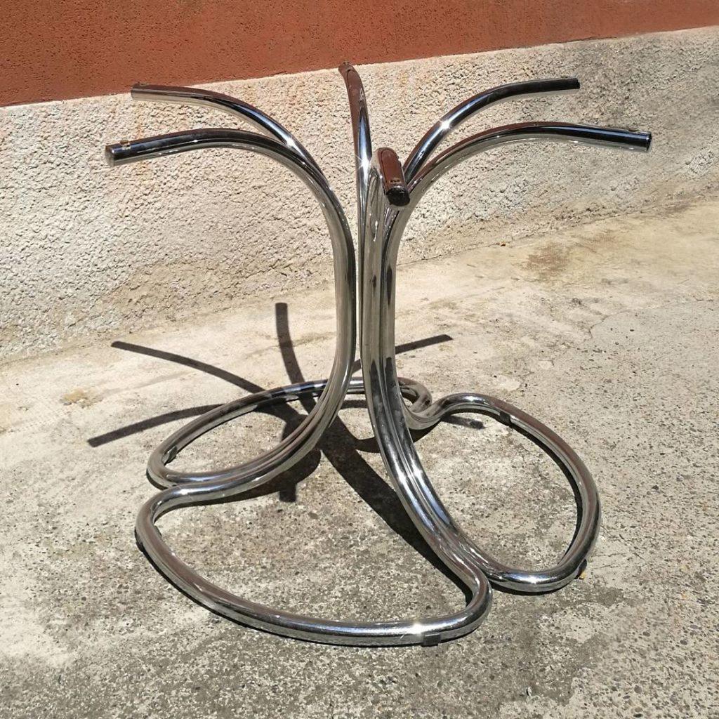 Italian smoked glass dining table with curved chromed steel legs, 1970s
very particular table from the 1970s with a round top in smoked glass and a very rare and unique structure in curved chromed steel. A unique piece to furnish your home with an