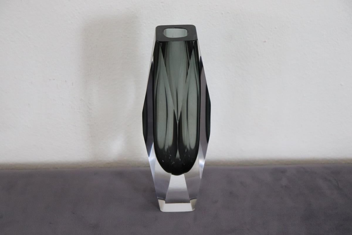 Vaso in vetro artistico di Murano, design italiano, anni '60, grigio fumé e trasparente. Bellissimo vaso in vetro di Murano, disegnato da Flavio Poli per Alessandro Mandruzzato (Murano, Italia, anni '60). Questo vaso è realizzato in vetro spesso.
