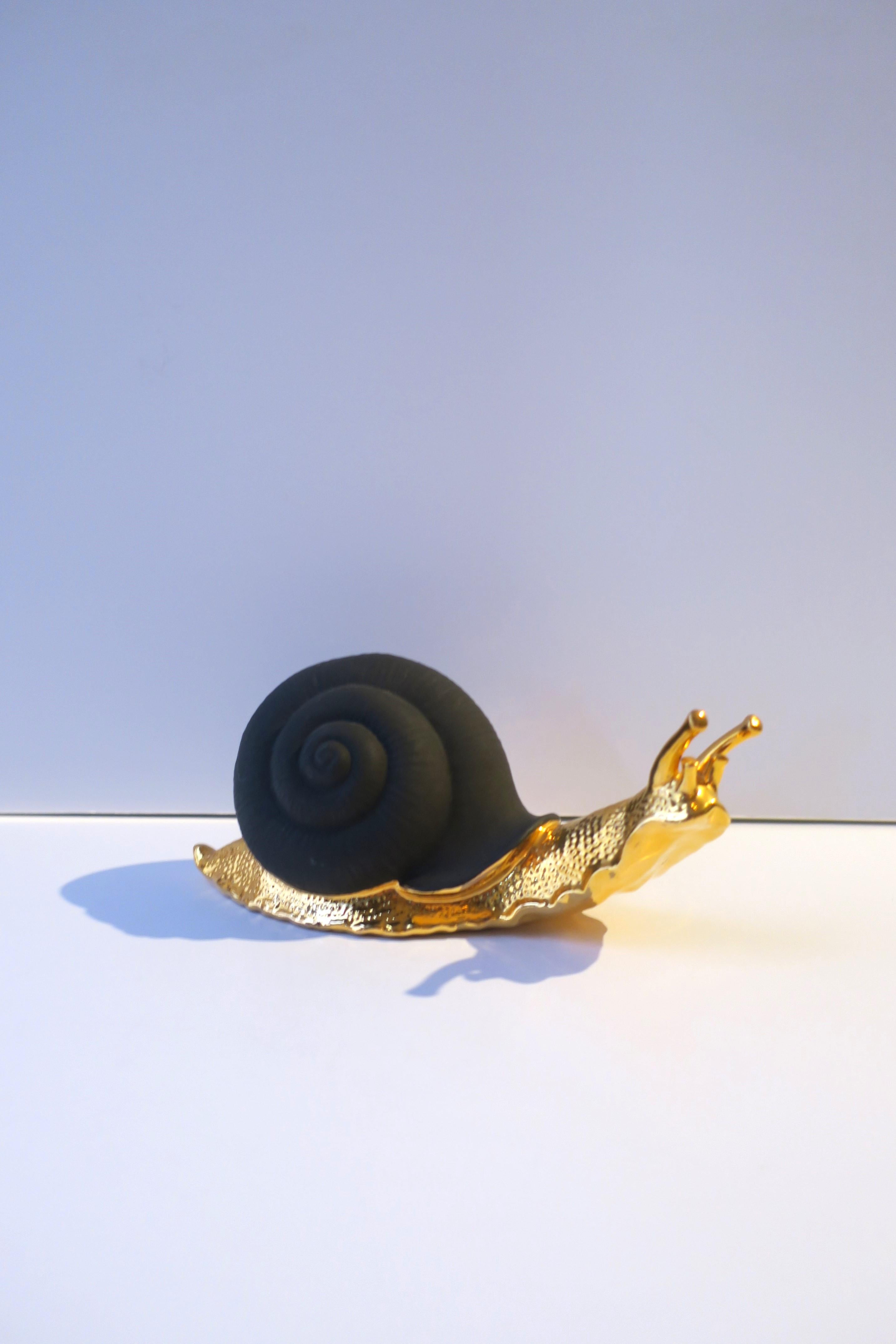 20ième siècle Sculpture italienne en forme d'escargot noir et or  en vente
