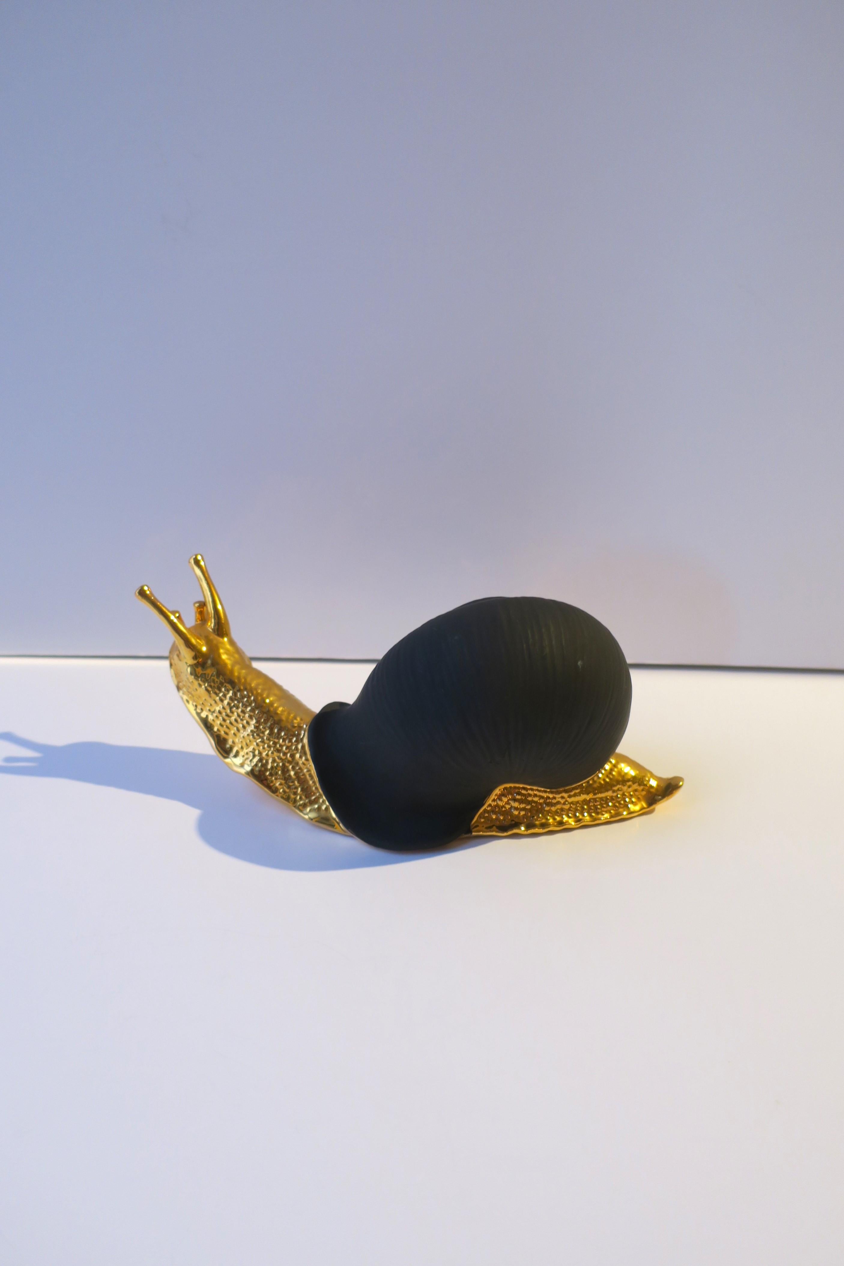 Sculpture italienne en forme d'escargot noir et or  en vente 1