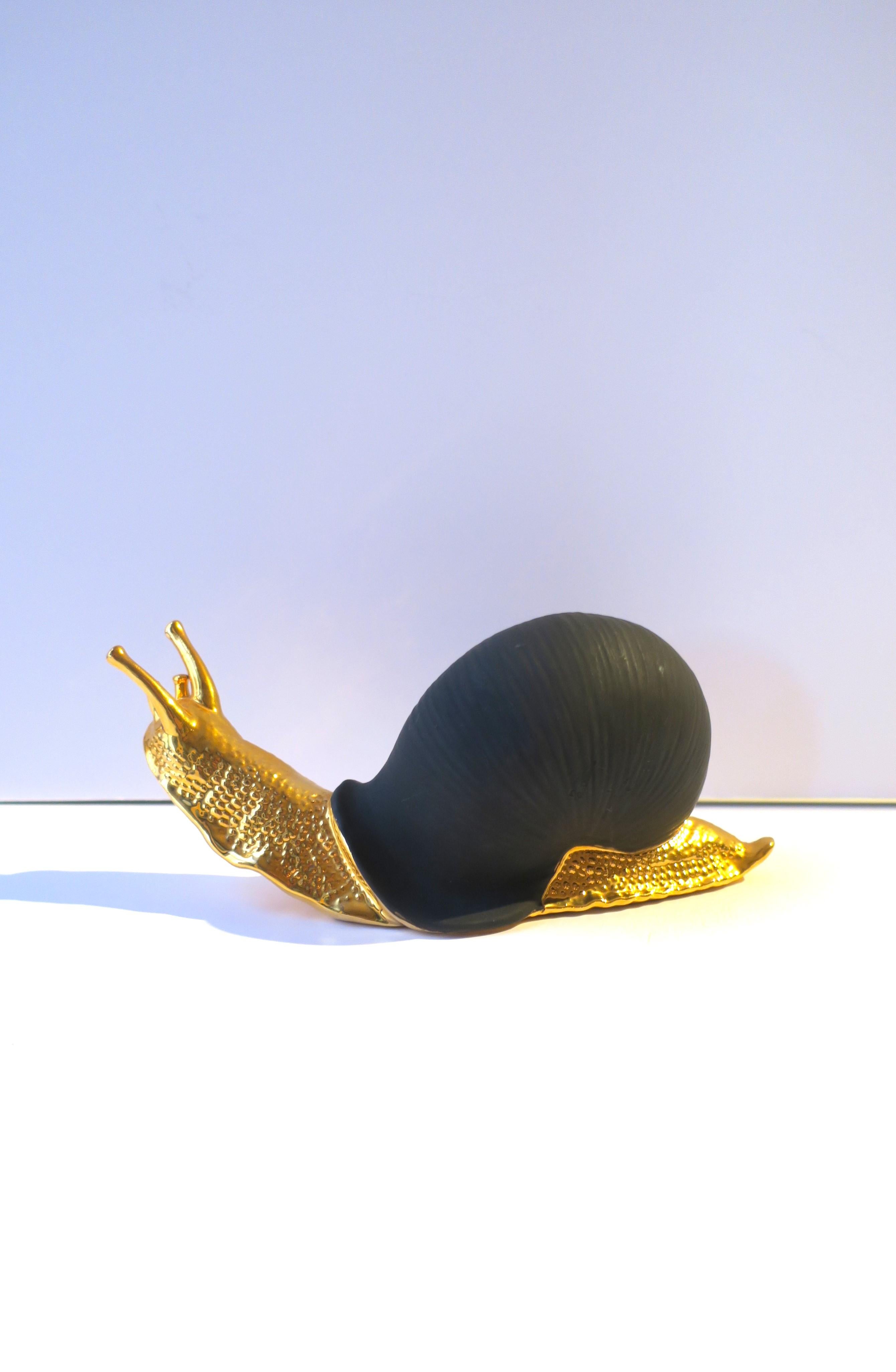 Sculpture italienne en forme d'escargot noir et or  en vente 2