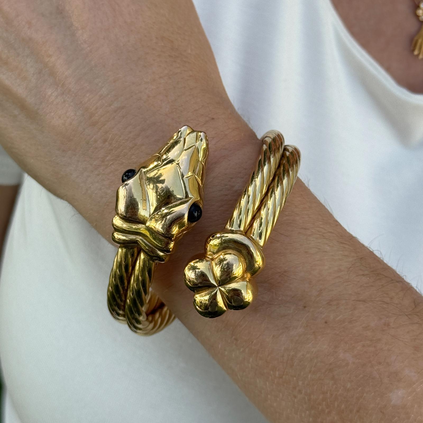 Italienische Schlange 14 Karat Gelbgold Scharnier zwei Reihen Kabel Vintage Armreif Armband (Rundschliff) im Angebot