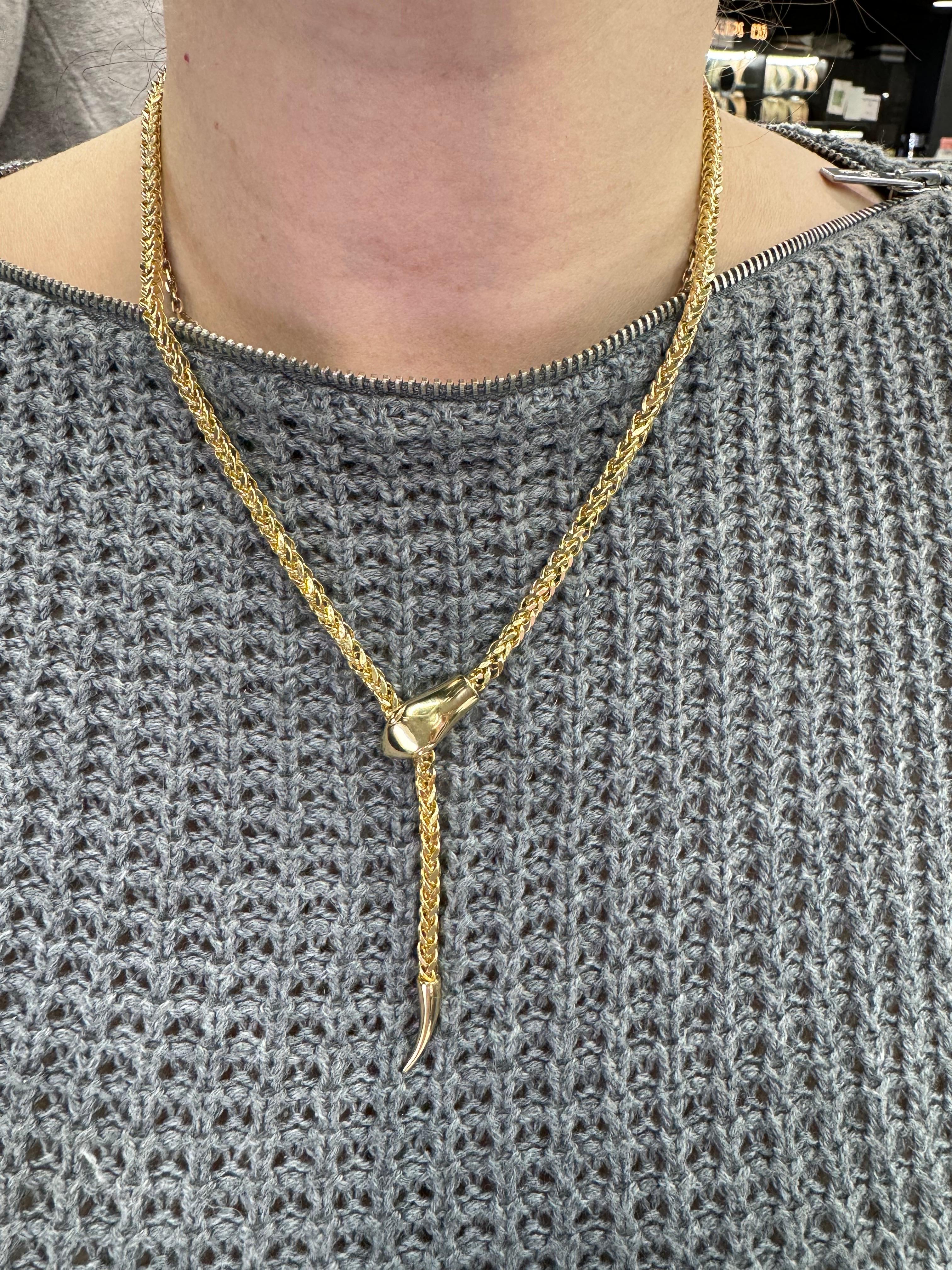 Fabriqué en Italie, ce collier présente un motif de serpent rendant le lariat réglable, en or jaune 14 carats. 
Peut être porté en tour de cou ou plus long. 

Disponible en trois tailles différentes. 
DM pour plus d'informations et de photos. 