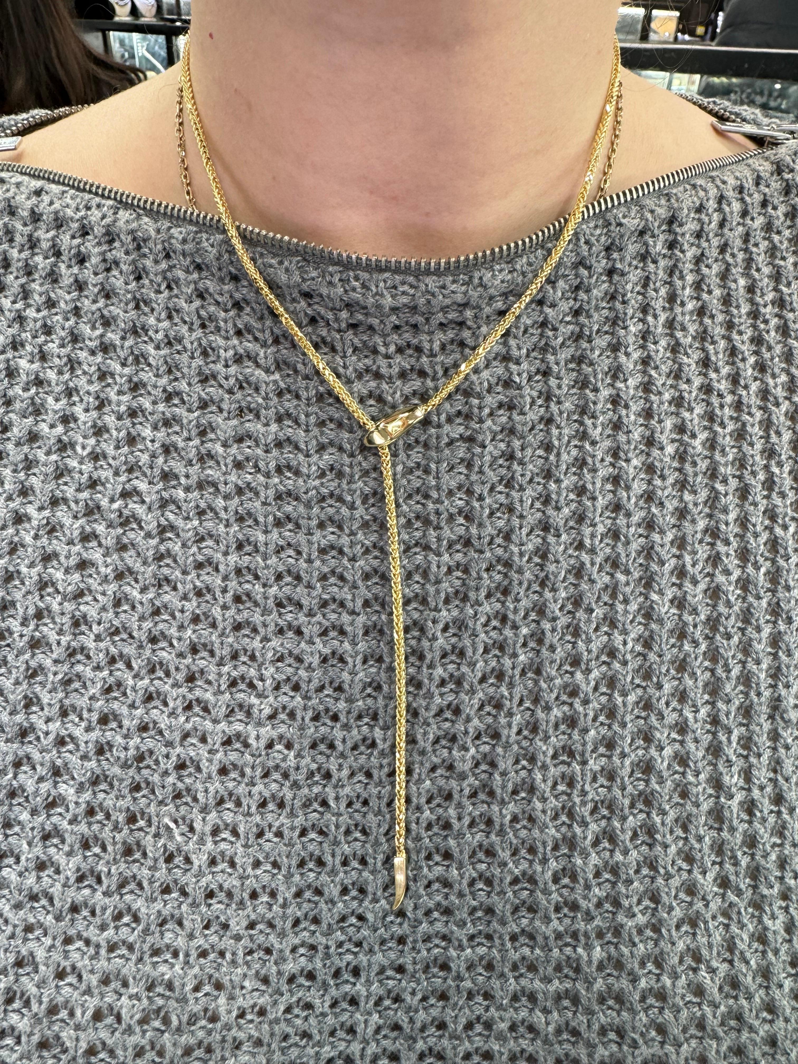 Fabriqué en Italie, ce collier présente un motif de serpent rendant le lariat réglable, en or jaune 14 carats. 
Peut être porté en tour de cou ou plus long. 

Disponible en trois tailles différentes. 
DM pour plus d'informations et de photos. 