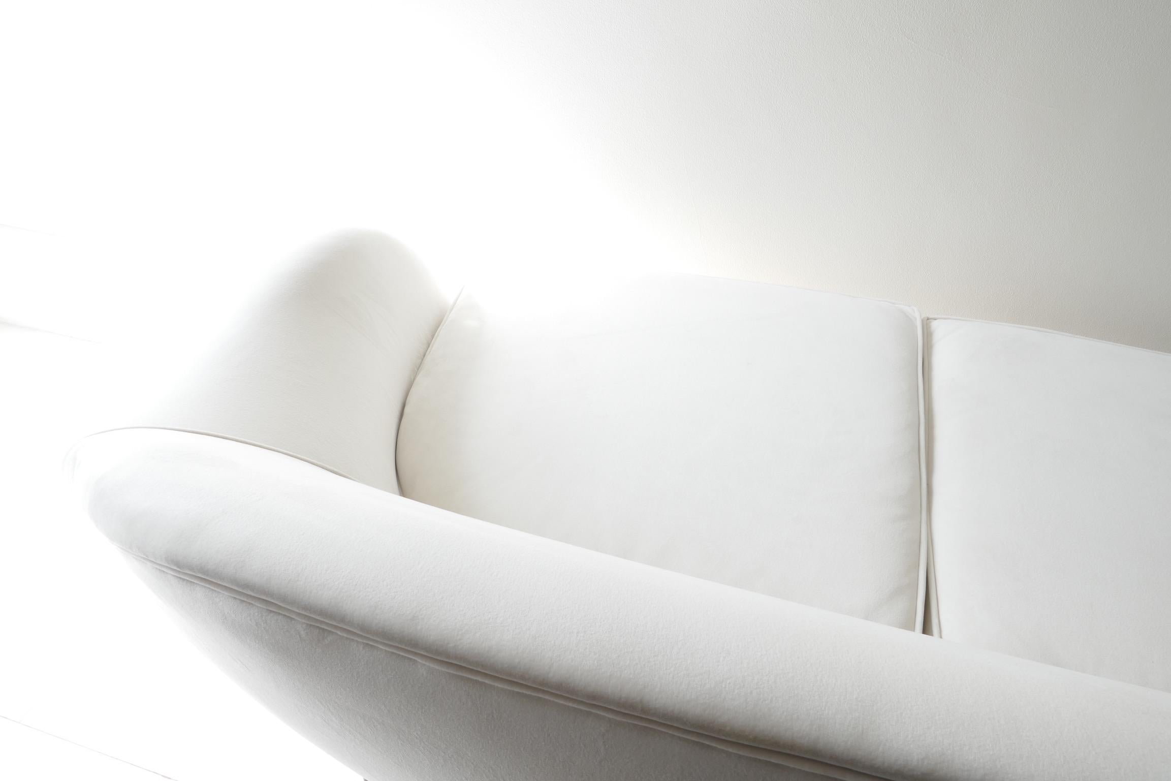 Italian Sofa, 1950s, Reupholstered in White Velvet In Good Condition In London, GB