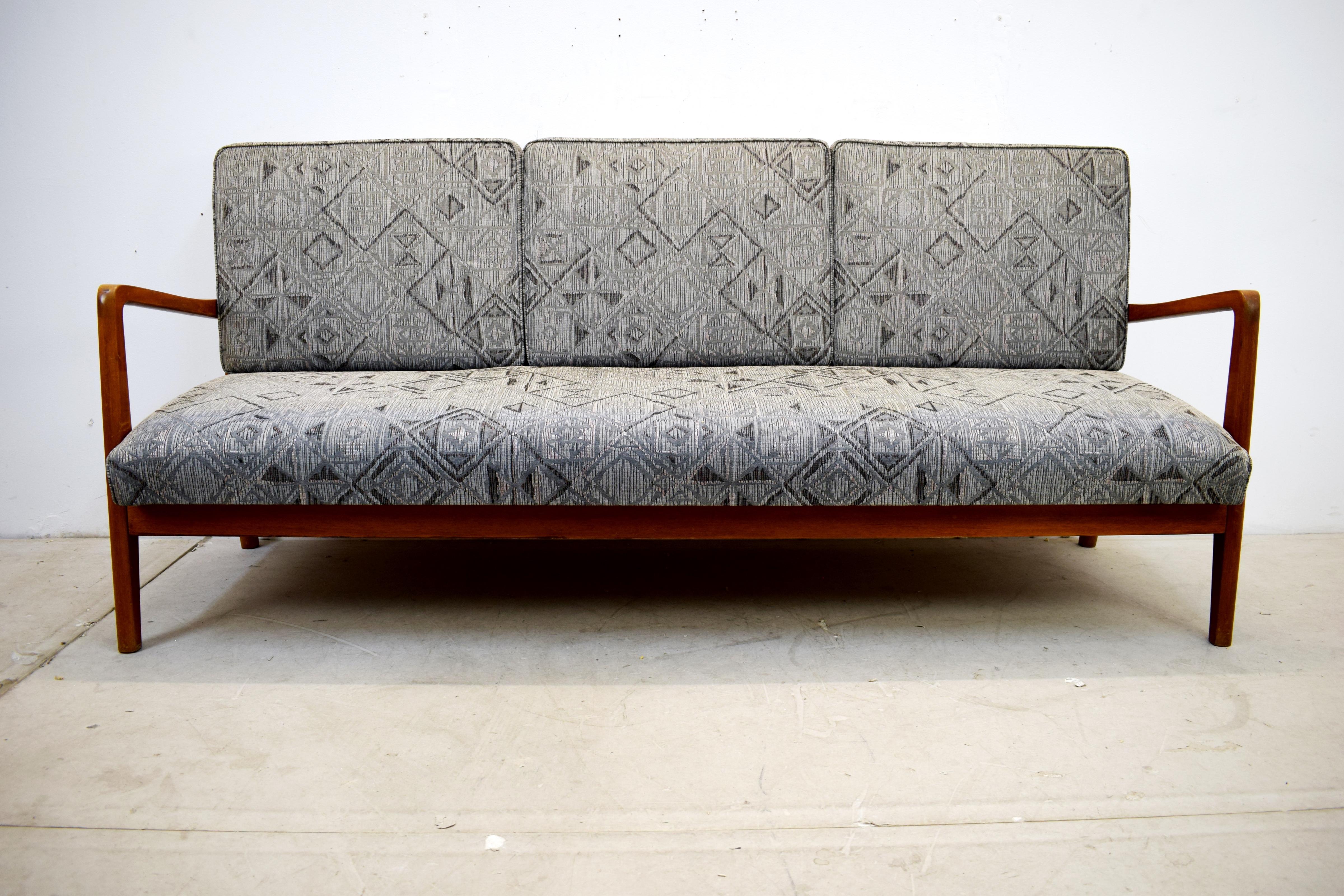 Italian sofa, 1960s.
Dimensions: H= 90; W=190; D= 75 cm; H S= 40 cm.