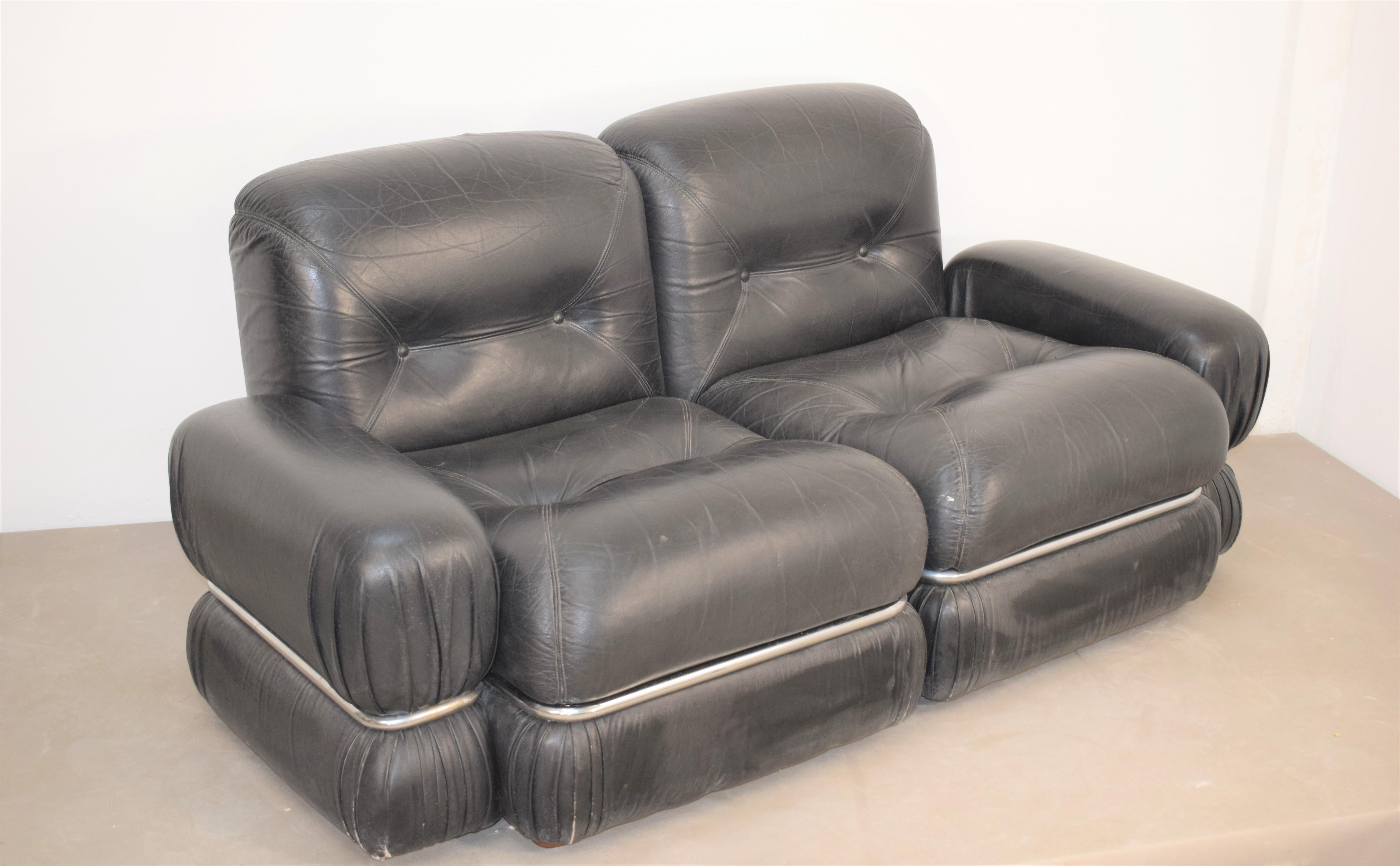 Italian sofa, 1970s .
Dimensions: H= 66 cm; W=150 cm; D= 85cm; Height seat= 40 cm.