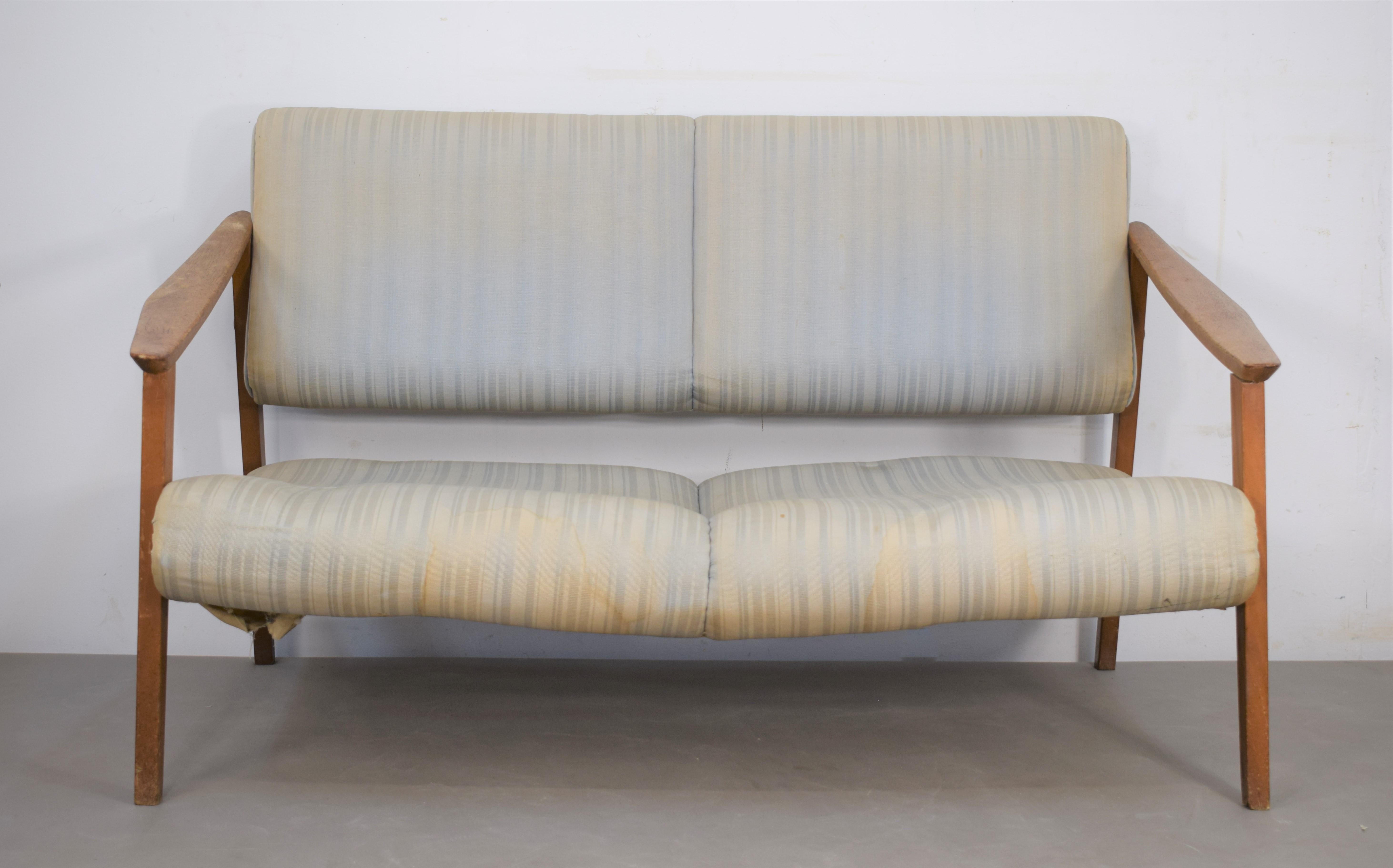 Italian sofa, 1970s.
Dimensions: H= 76 cm; W= 129 cm; D= 82 cm.
