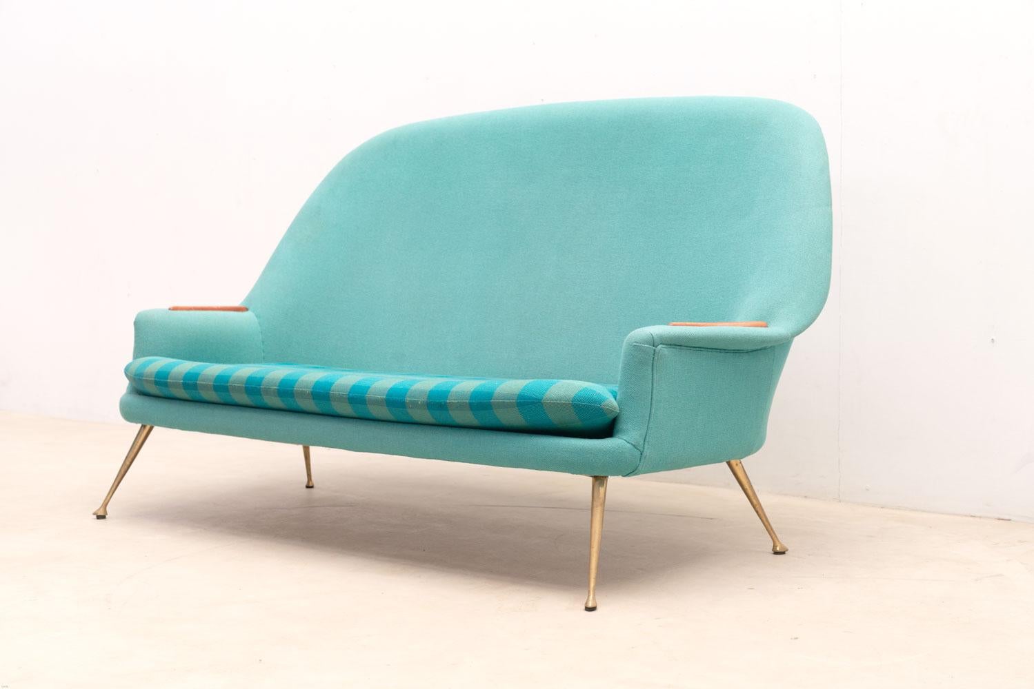 Dieses Sofa verfügt über eine hohe, leicht abgerundete Rückenlehne für mehr Komfort. Dieser Sessel ist mit einem farbenfrohen Stoff gepolstert und setzt einen farblichen Akzent. Die eleganten Messingbeine strahlen Eleganz aus, während die hölzernen