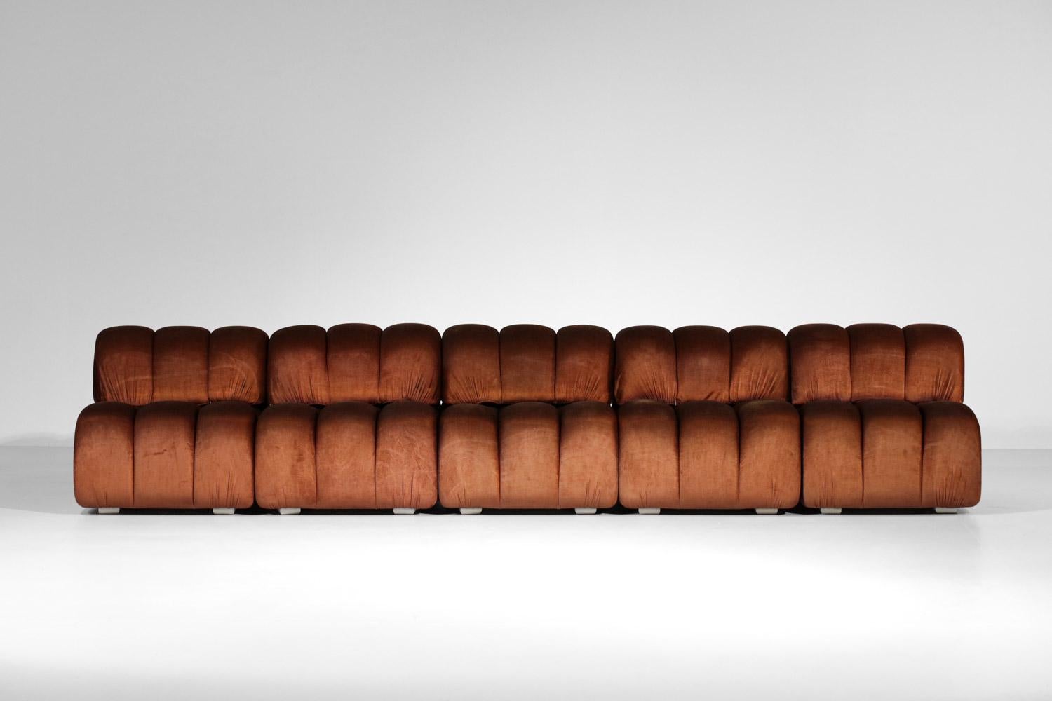Very large modular sofa from the 70s in the taste of Mario Bellini's work. This sofa is composed of 5 independent heaters / modules covered with brown velvet (original fabric). Possibility to change the layout of the sofa to create several different