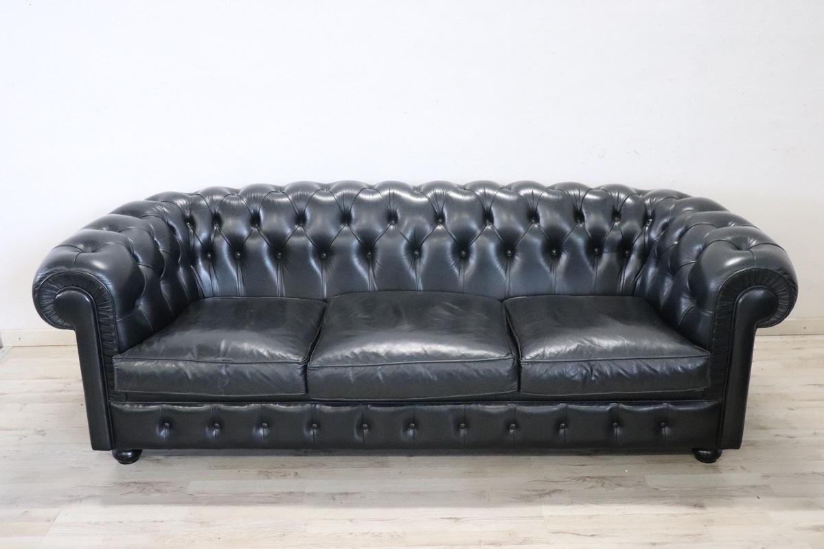 We present this fantastic vintage living room set (circa 1980s) consisting of a three-seater sofa and an armchair.

This set made in Italy is characterized by a design in the style of English Chesterfield sofas. There are no brands that identify the