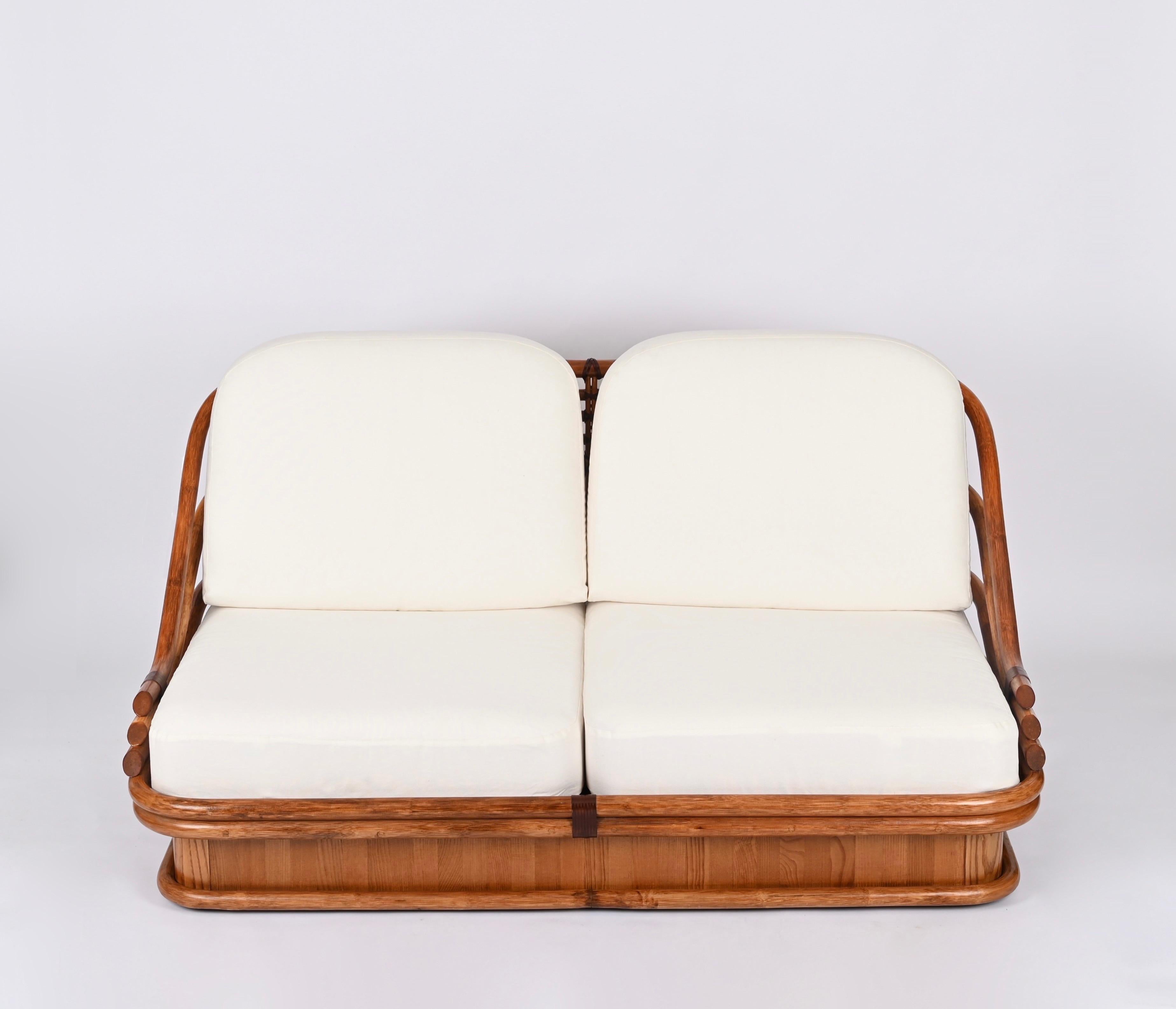 Canapé et table basse italien en bambou et cuir incurvé, tissu blanc, années 1960 en vente 3