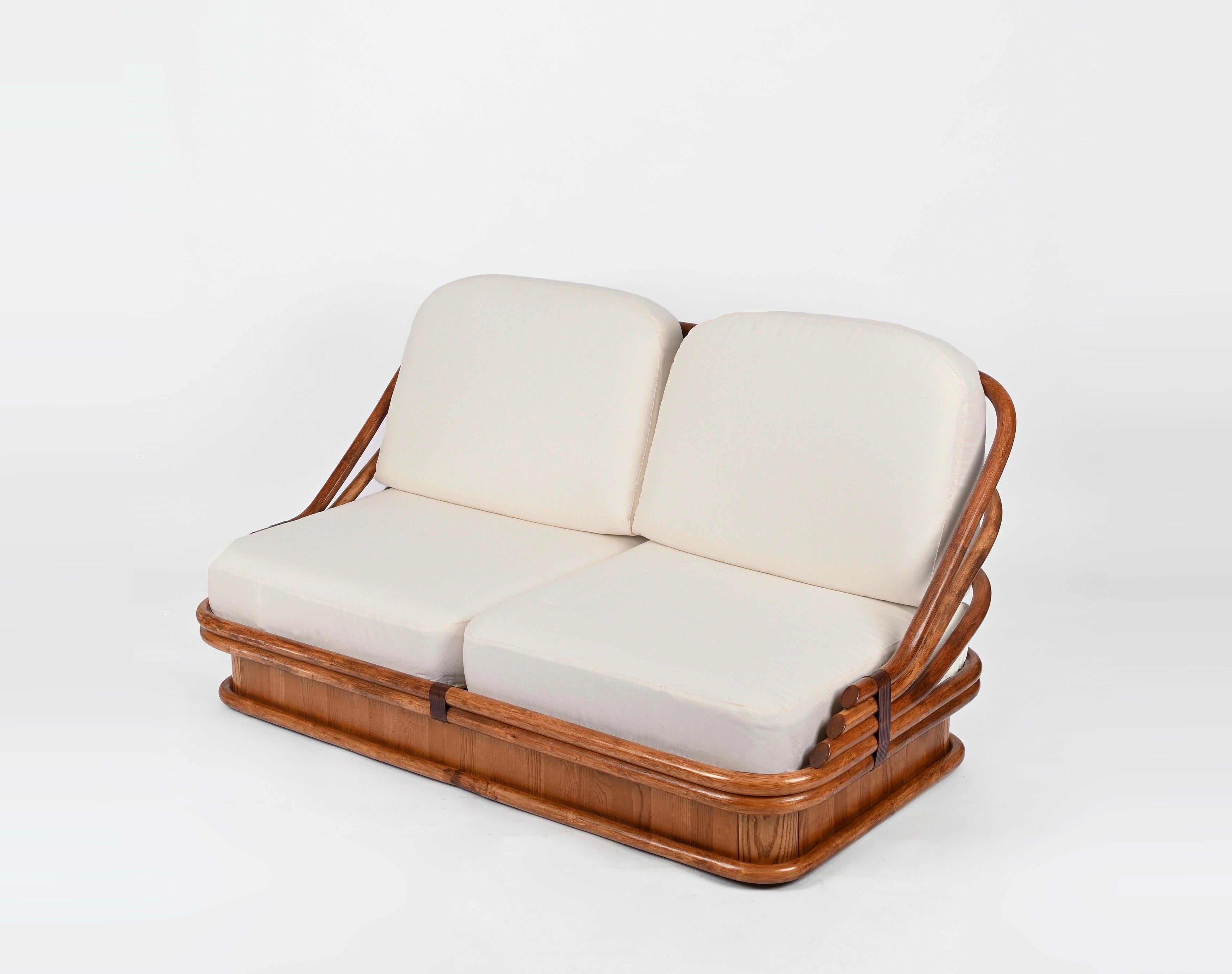 Canapé et table basse italien en bambou et cuir incurvé, tissu blanc, années 1960 en vente 2