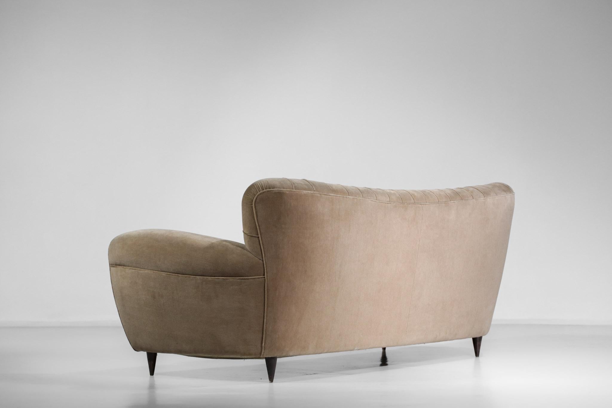 Mid-Century Modern Italian Sofa in the style of Gio Ponti Design