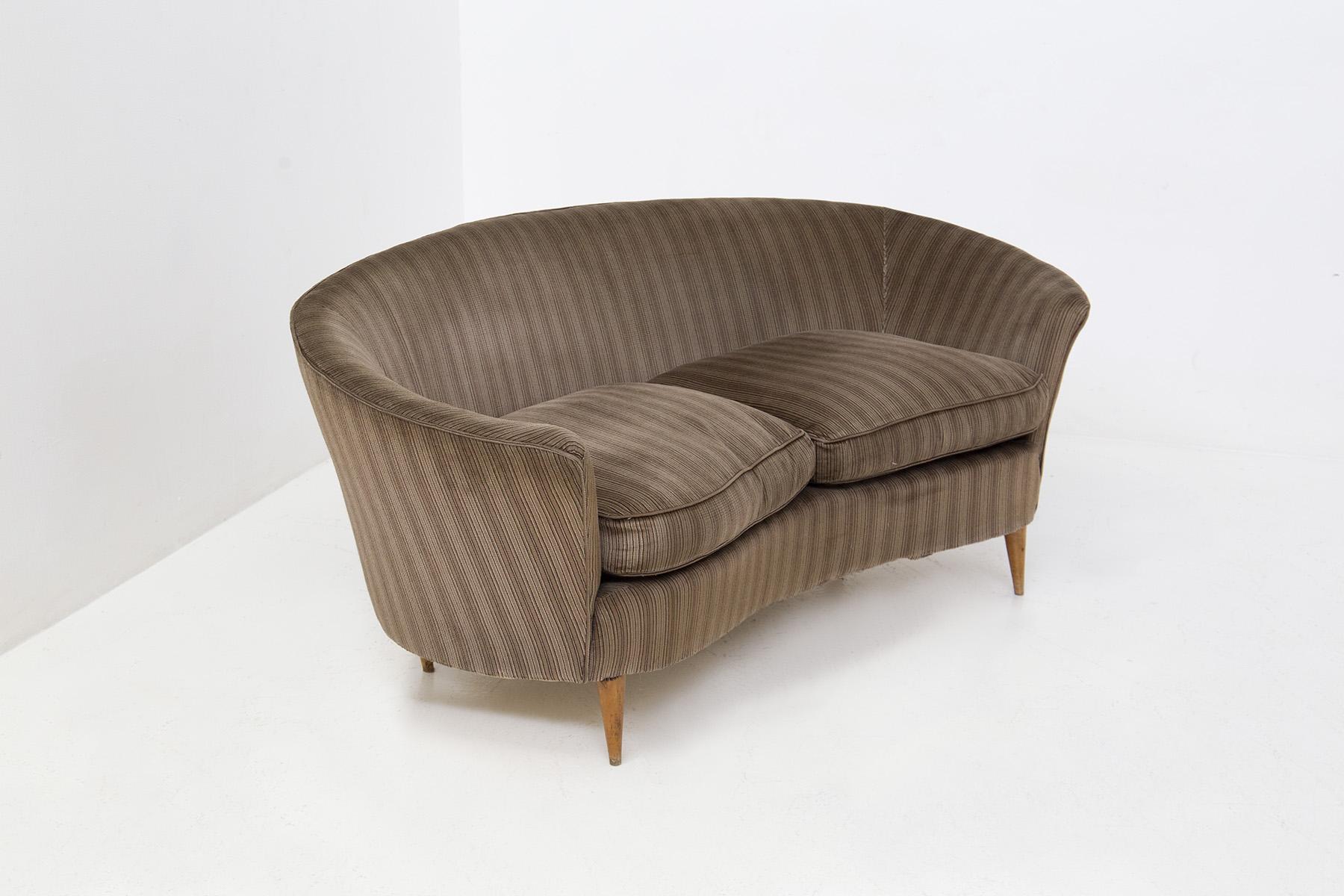 Élégant petit canapé de salon italien attribué à Ico Parisi des années 1950. Le canapé est dans son état d'origine, on retrouve également son tissu d'origine de l'époque en velours rayé gris-marron. Le canapé peut être classé comme une causeuse car