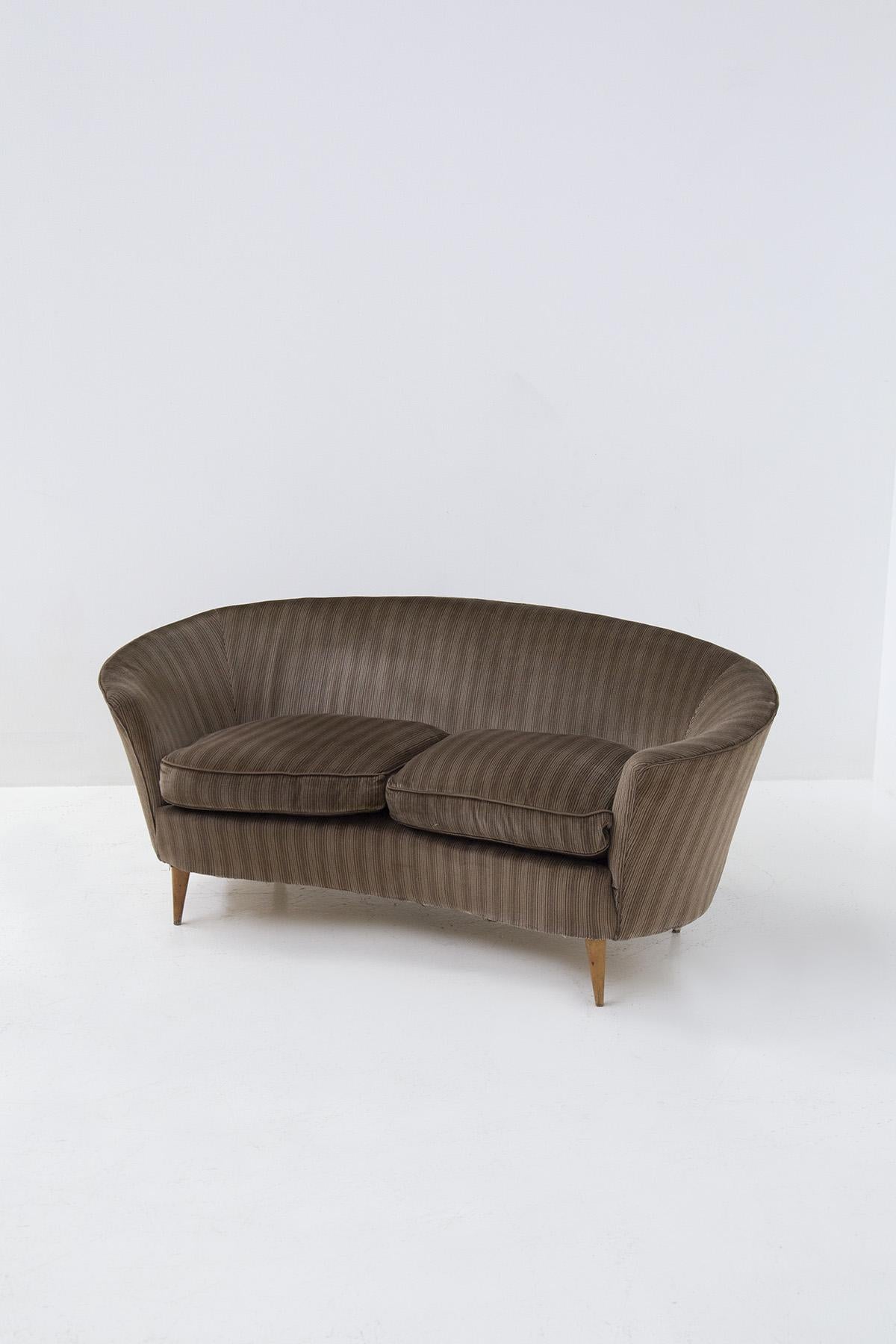 Italienisches italienisches Sofa, Ico Parisi zugeschrieben, mit Originalstoff (Moderne der Mitte des Jahrhunderts) im Angebot