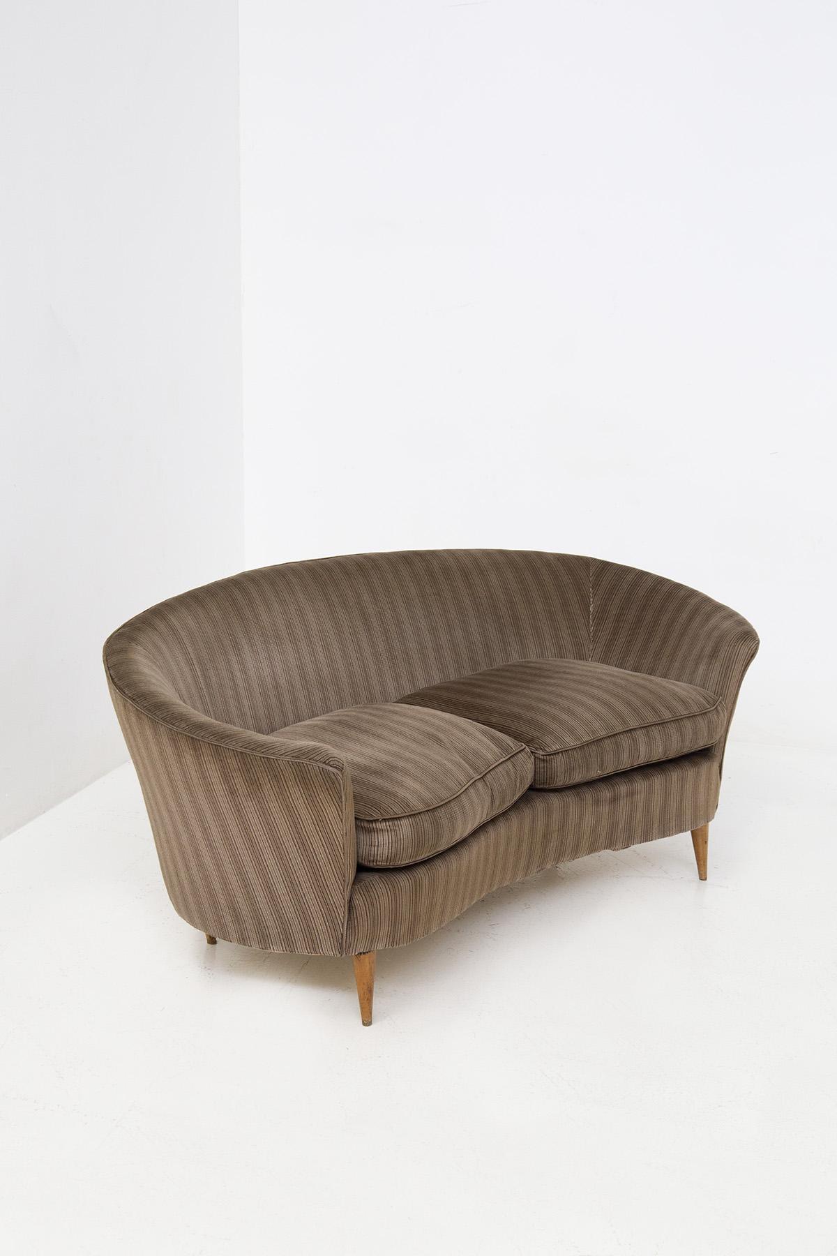 Italienisches italienisches Sofa, Ico Parisi zugeschrieben, mit Originalstoff im Zustand „Gut“ im Angebot in Milano, IT