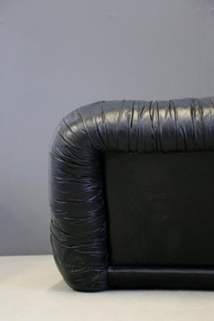 Canapé italien de De Pas:: D'urbino et Lomazzi en cuir noir:: 1970